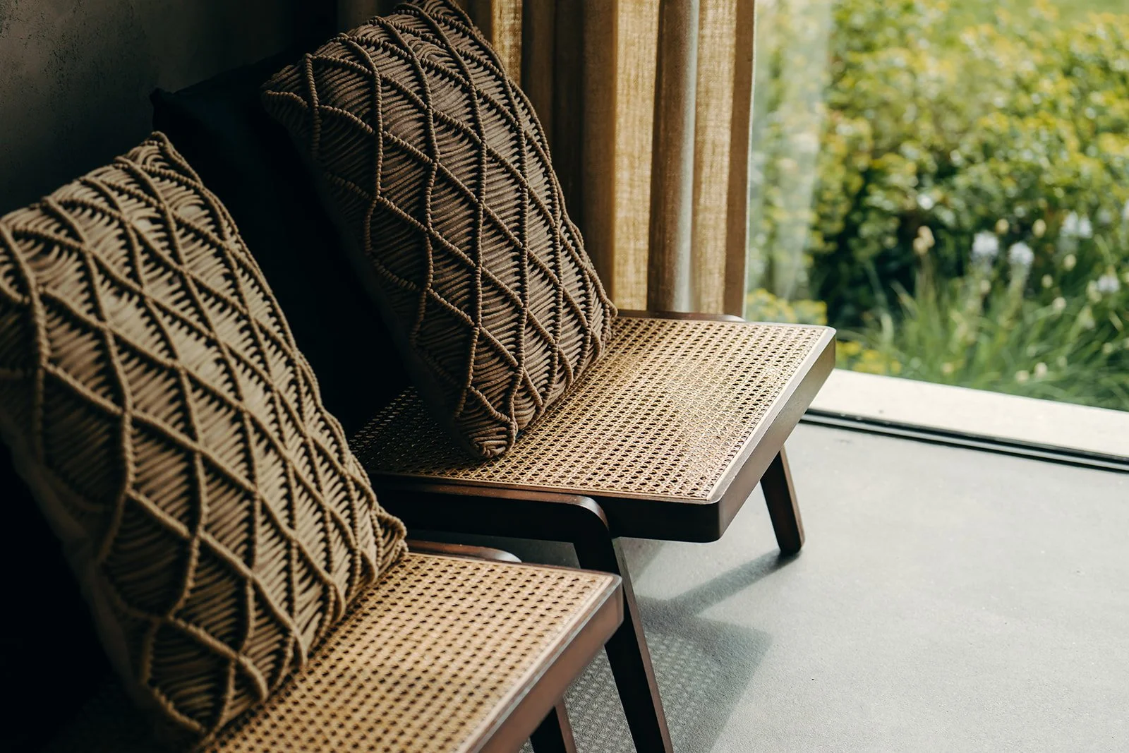 stoelen met bruine kussens