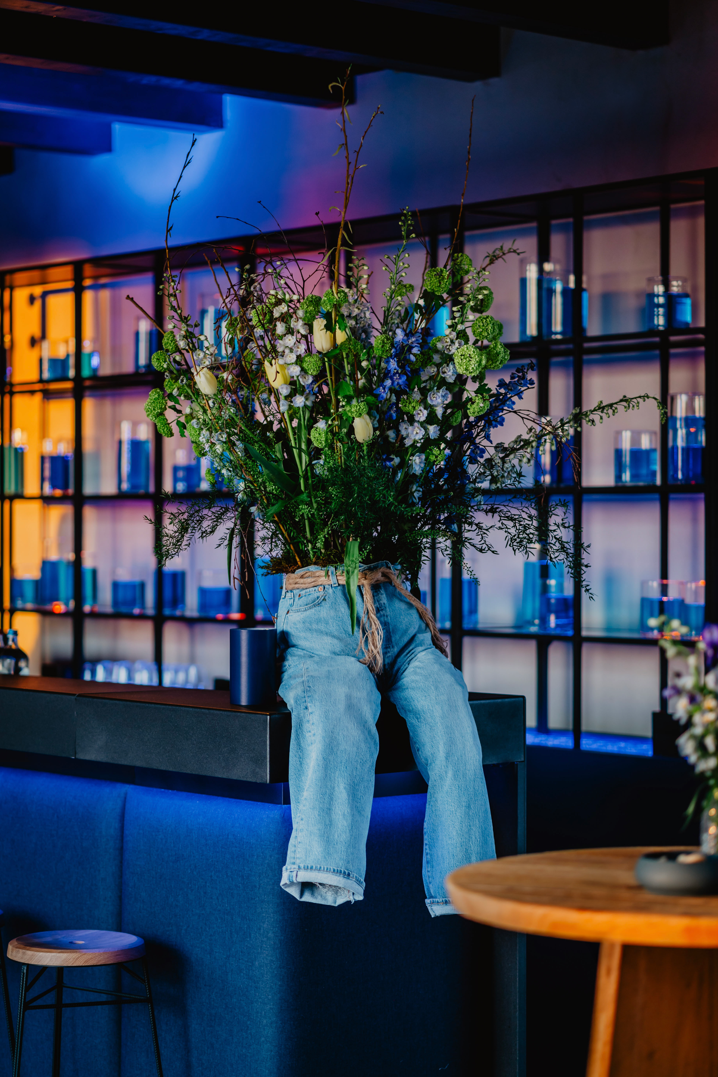 bloemenvaas in jeansbroek als decoratie