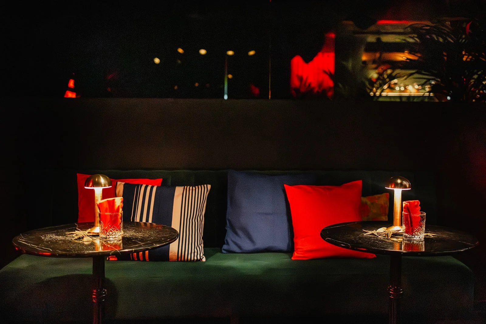 loungehoek met zitbank en kleurrijke kussens