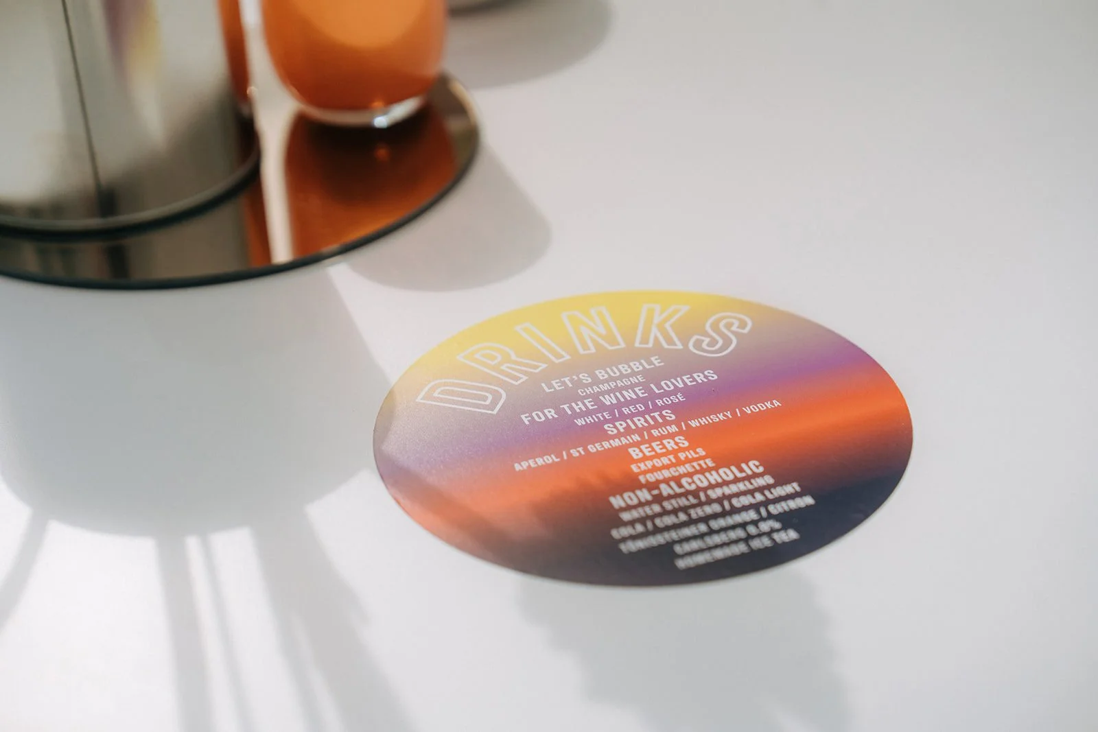 detail van drankmenu tijdens verjaardagsfeest