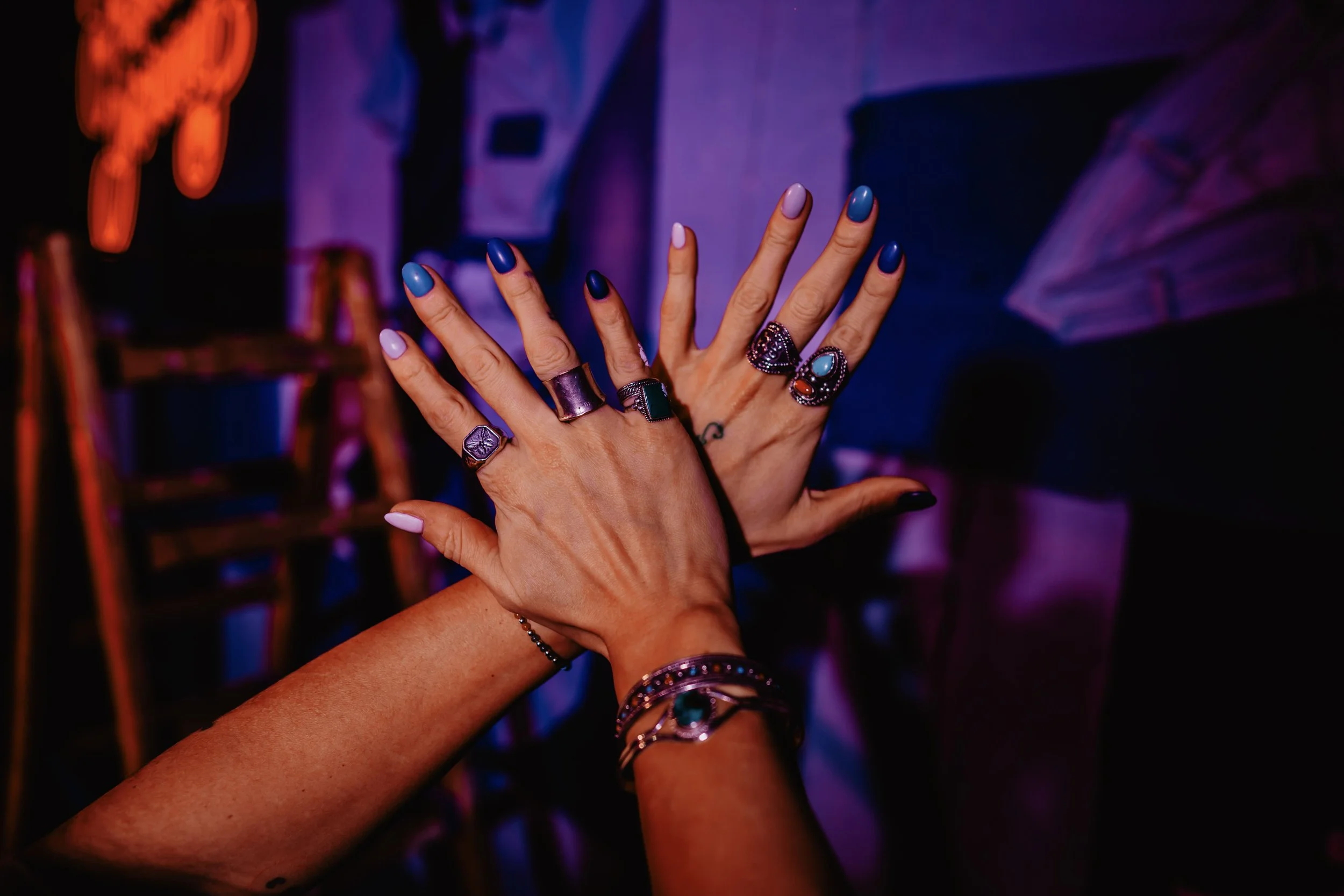 close-up van handen met blauwe details tijdens een event