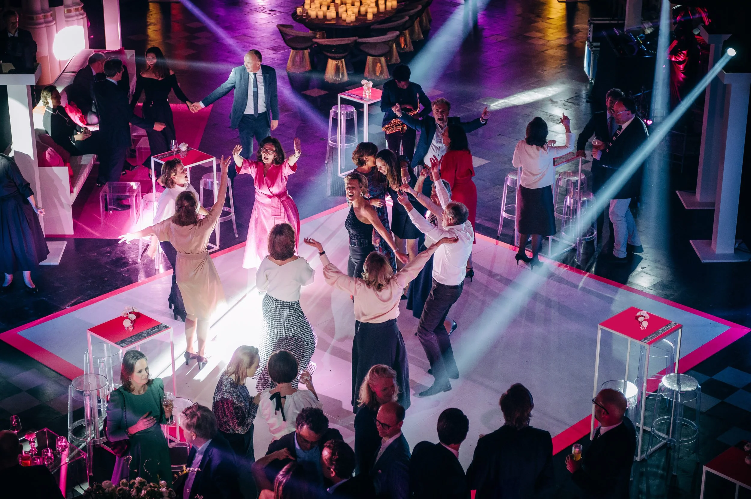 mensen die dansen op de dansvloer