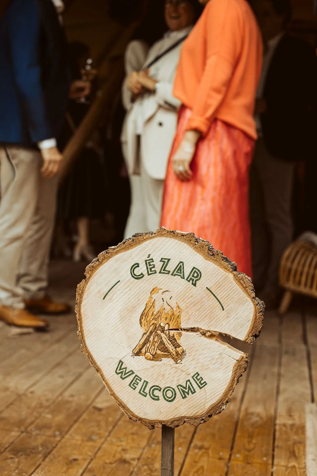 houten welkomstbord op bosfeest