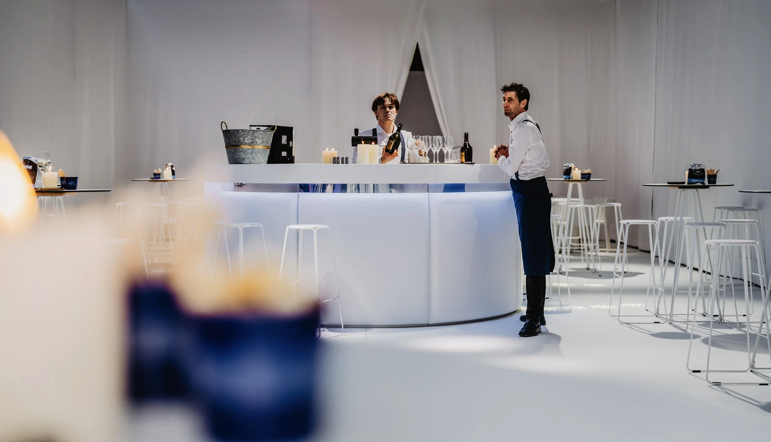 personeel aan bar tijdens bedrijfsevent