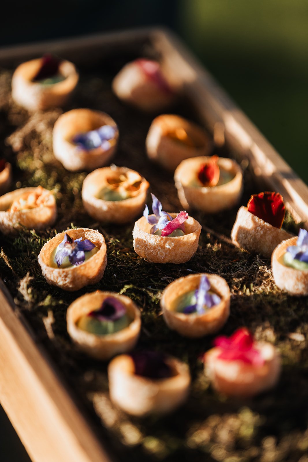 hapjes geserveerd met kleurrijke touch