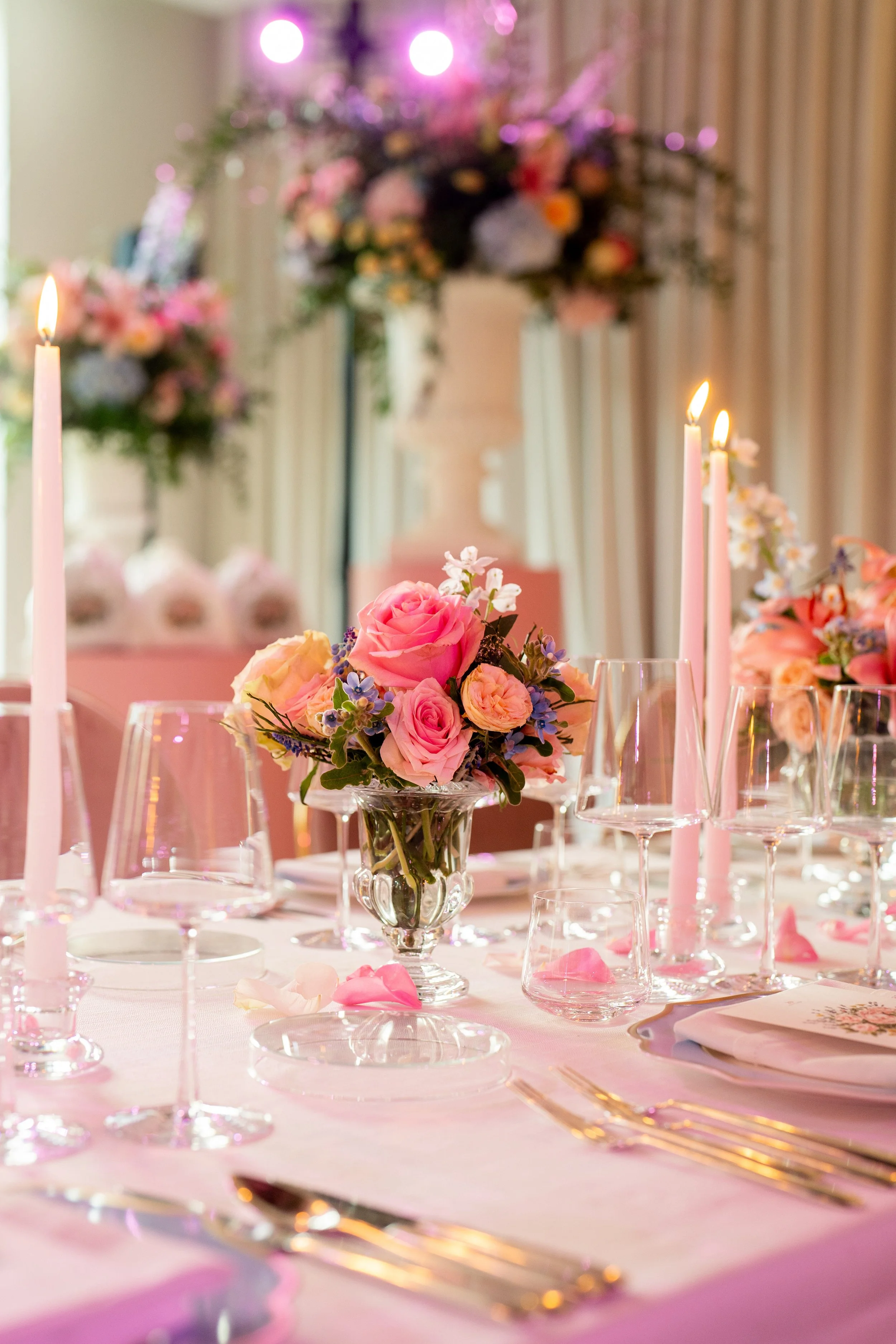 styling van tafel met roze details op een bridgerton feest