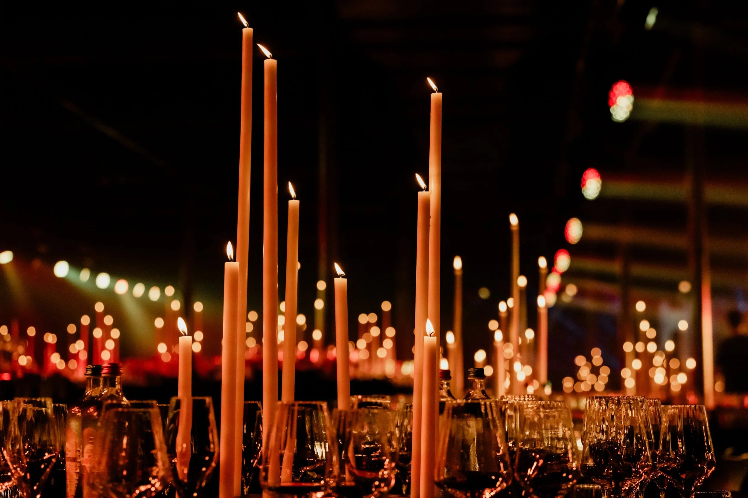 candlelight als decoratie op tafels