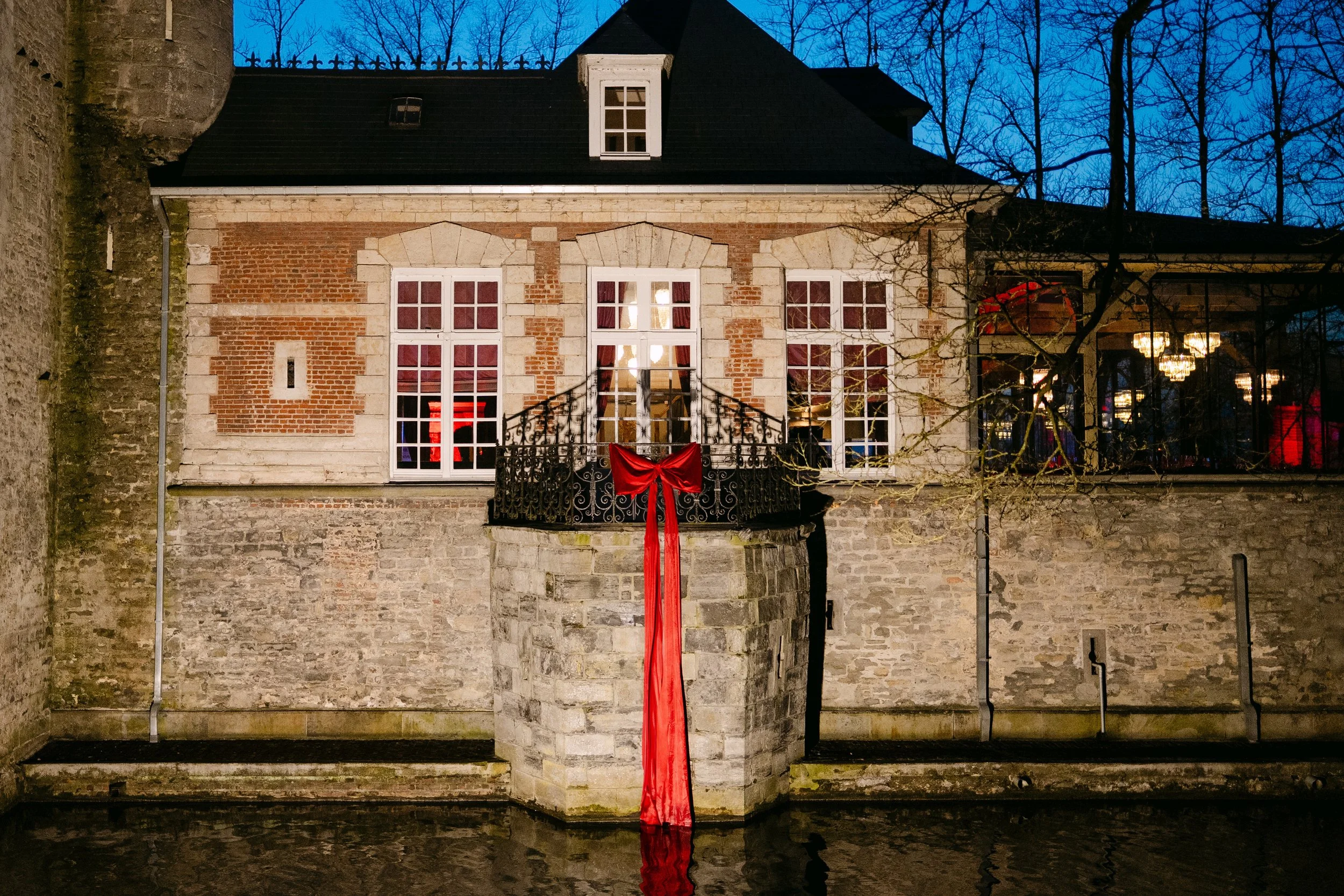 rode strik als decoratie aan gebouw