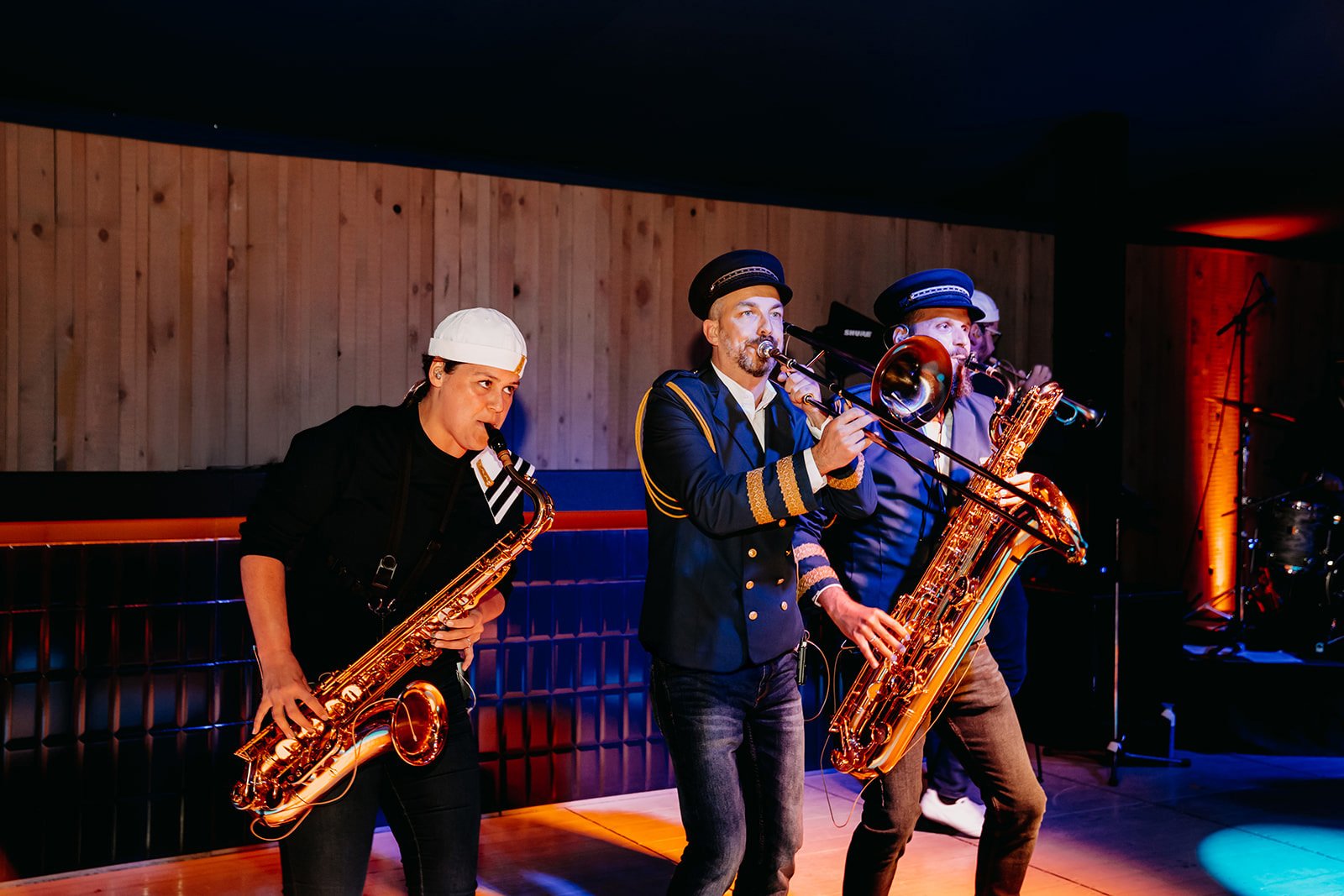 muzikanten in vissersthema tijdens een event aan zee