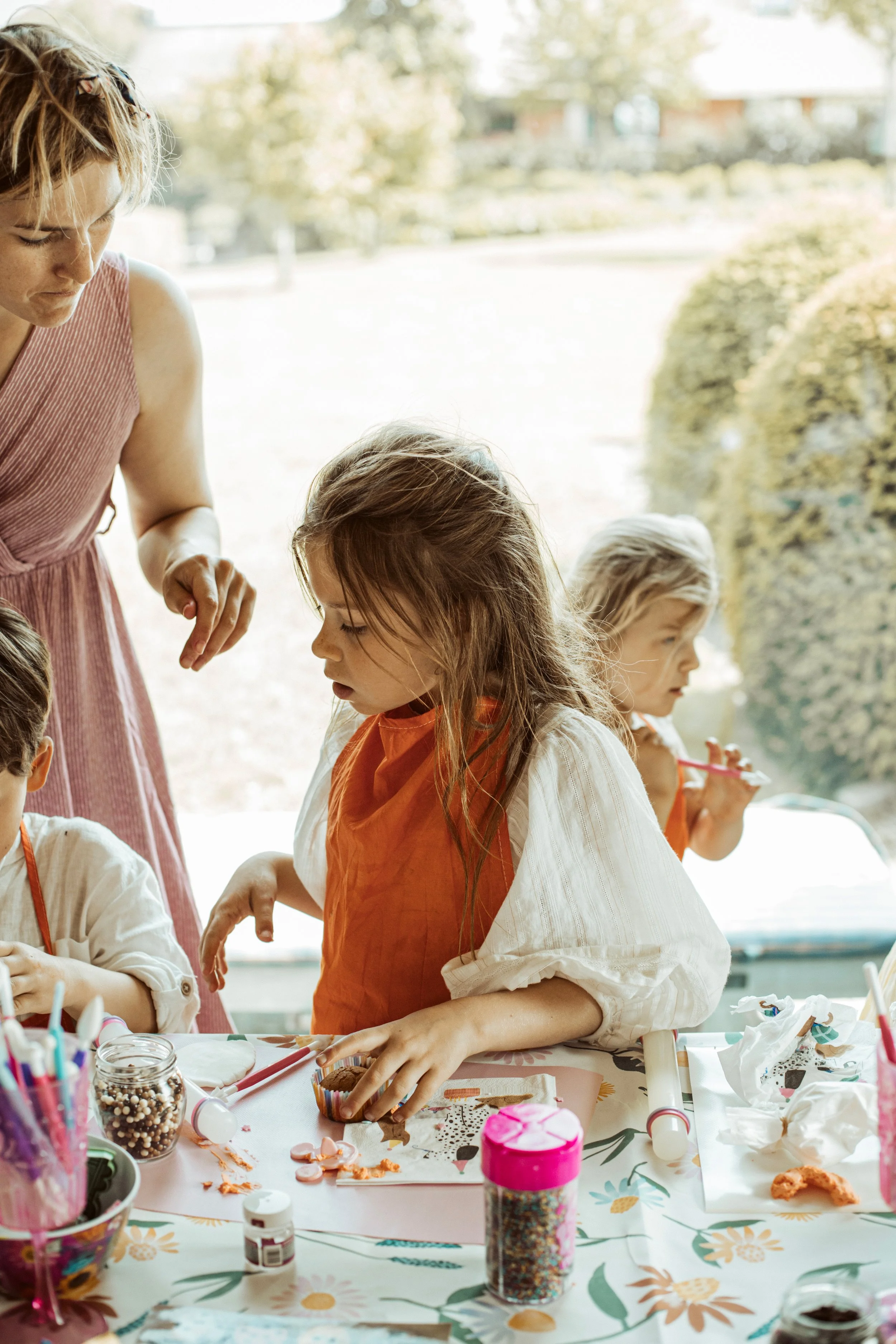 kinderen die cupcakes versieren