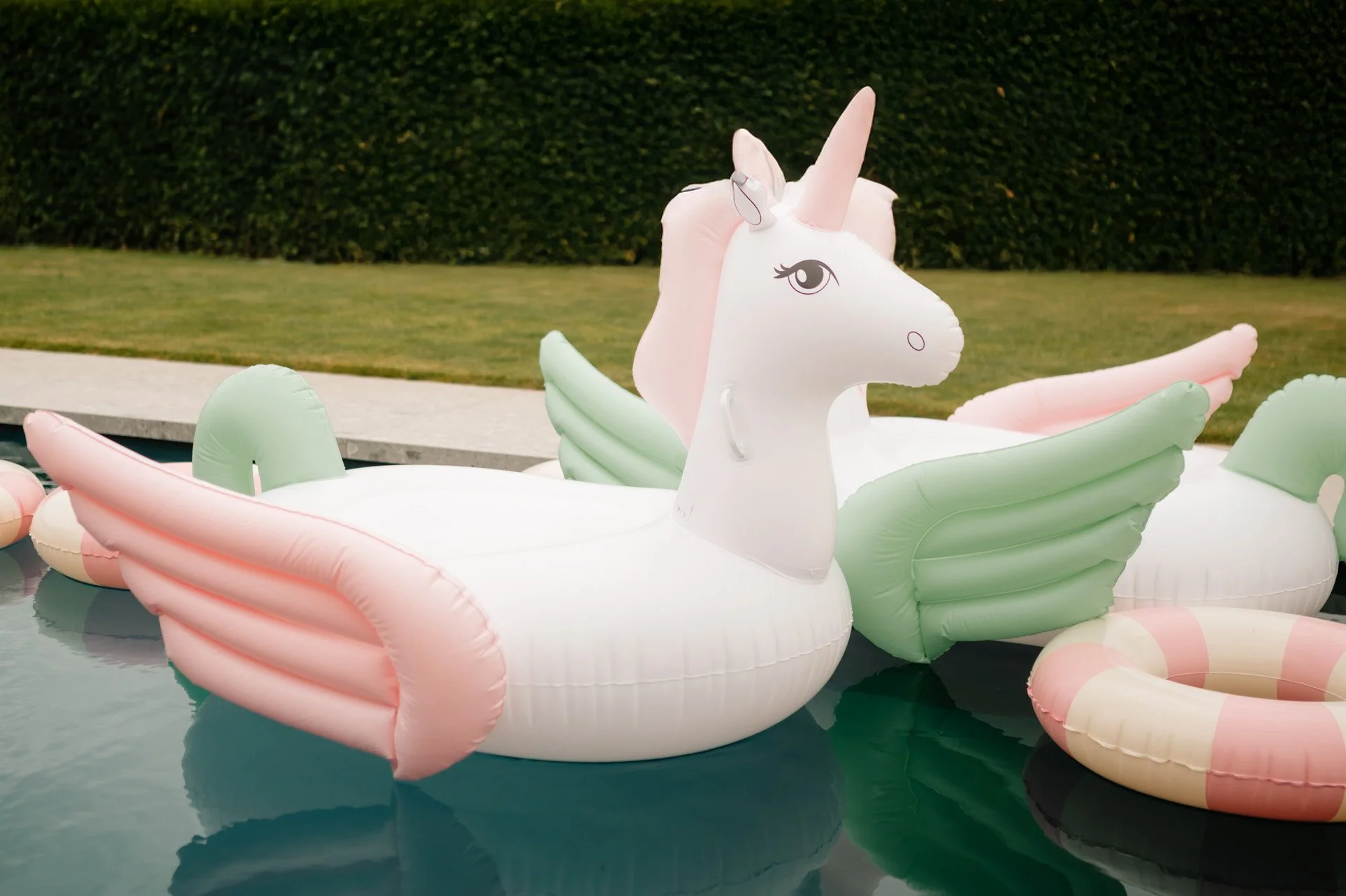 unicorn zwemband op zwembad