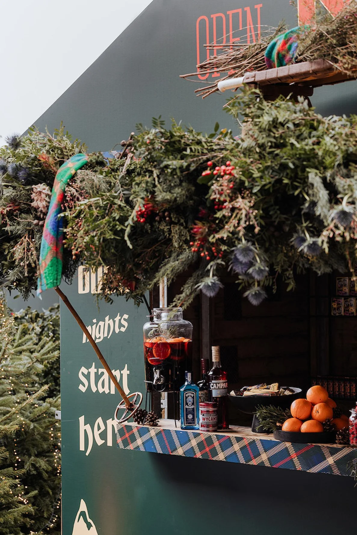 chalet als bar voor winterhuwelijk