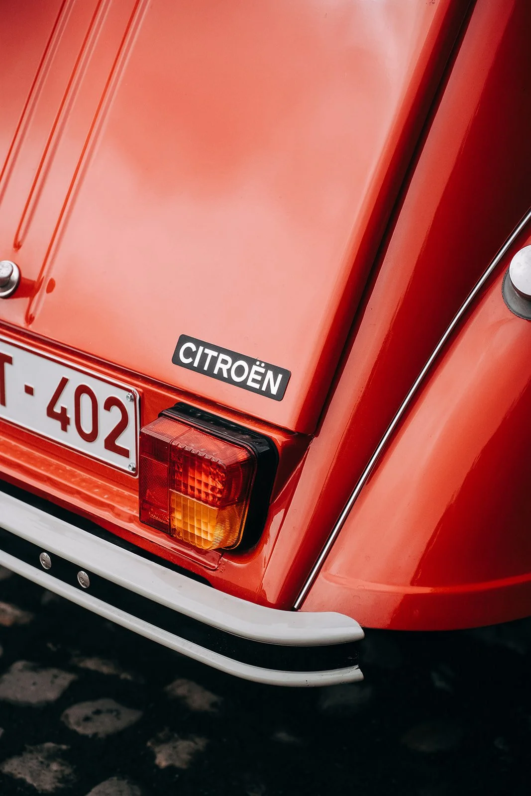 rode oldtimer op huwelijk