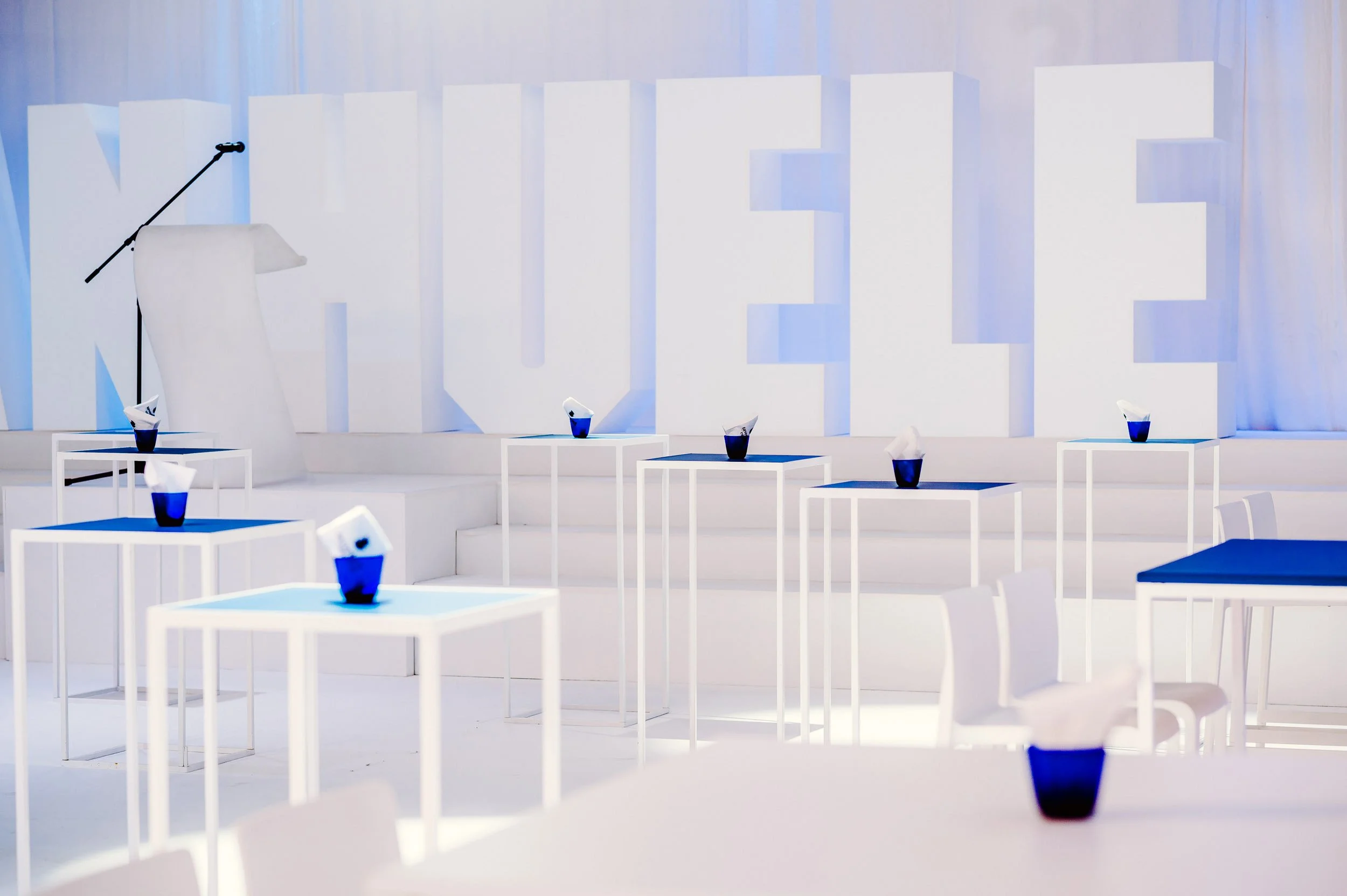 decoratie zaal met blauwe accenten