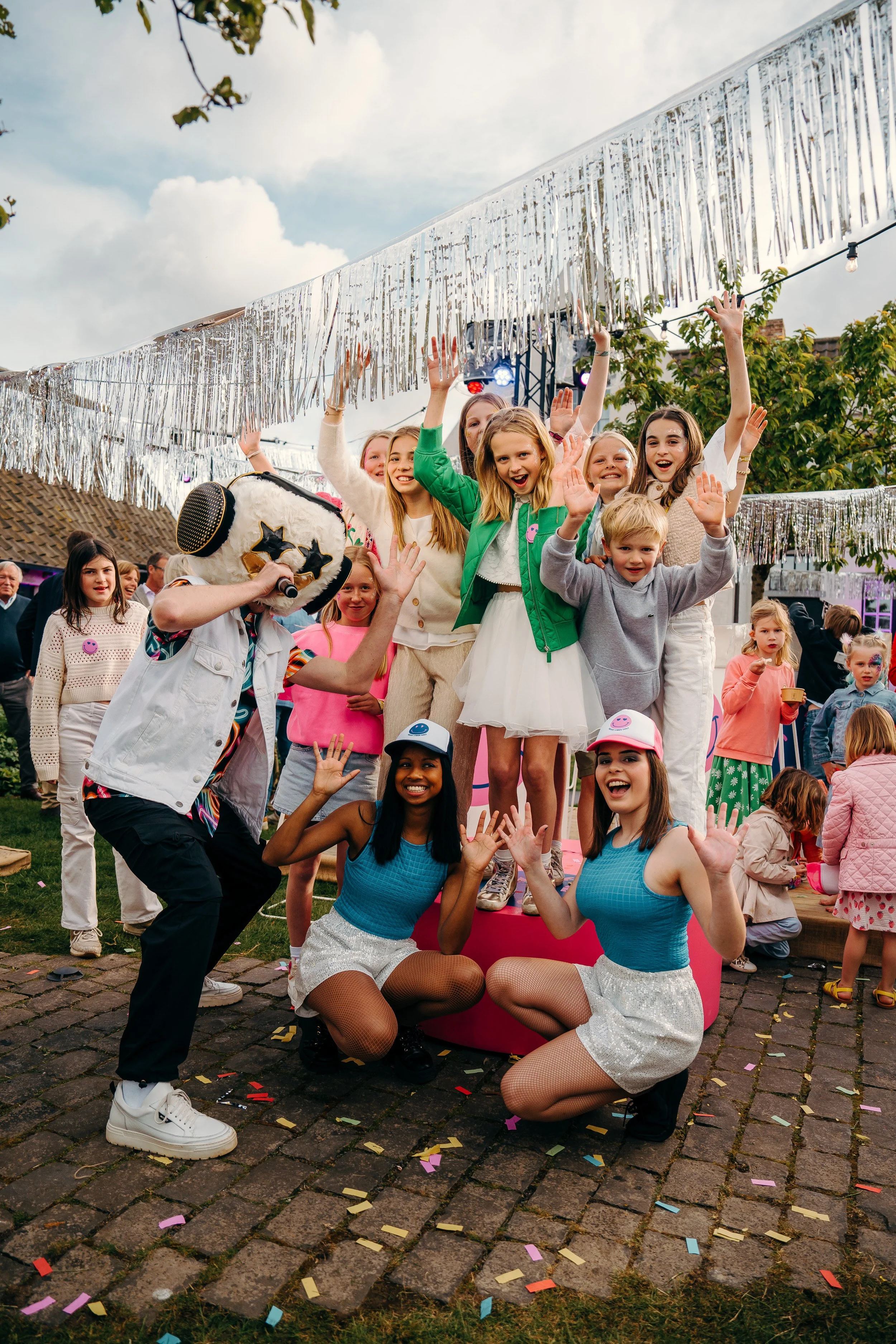 feestende kinderen tijdens lentefeest
