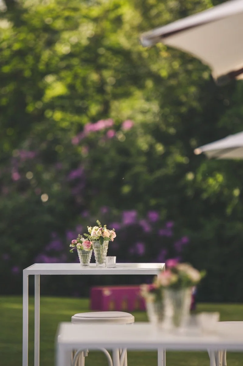 receptietafel met bloemen op