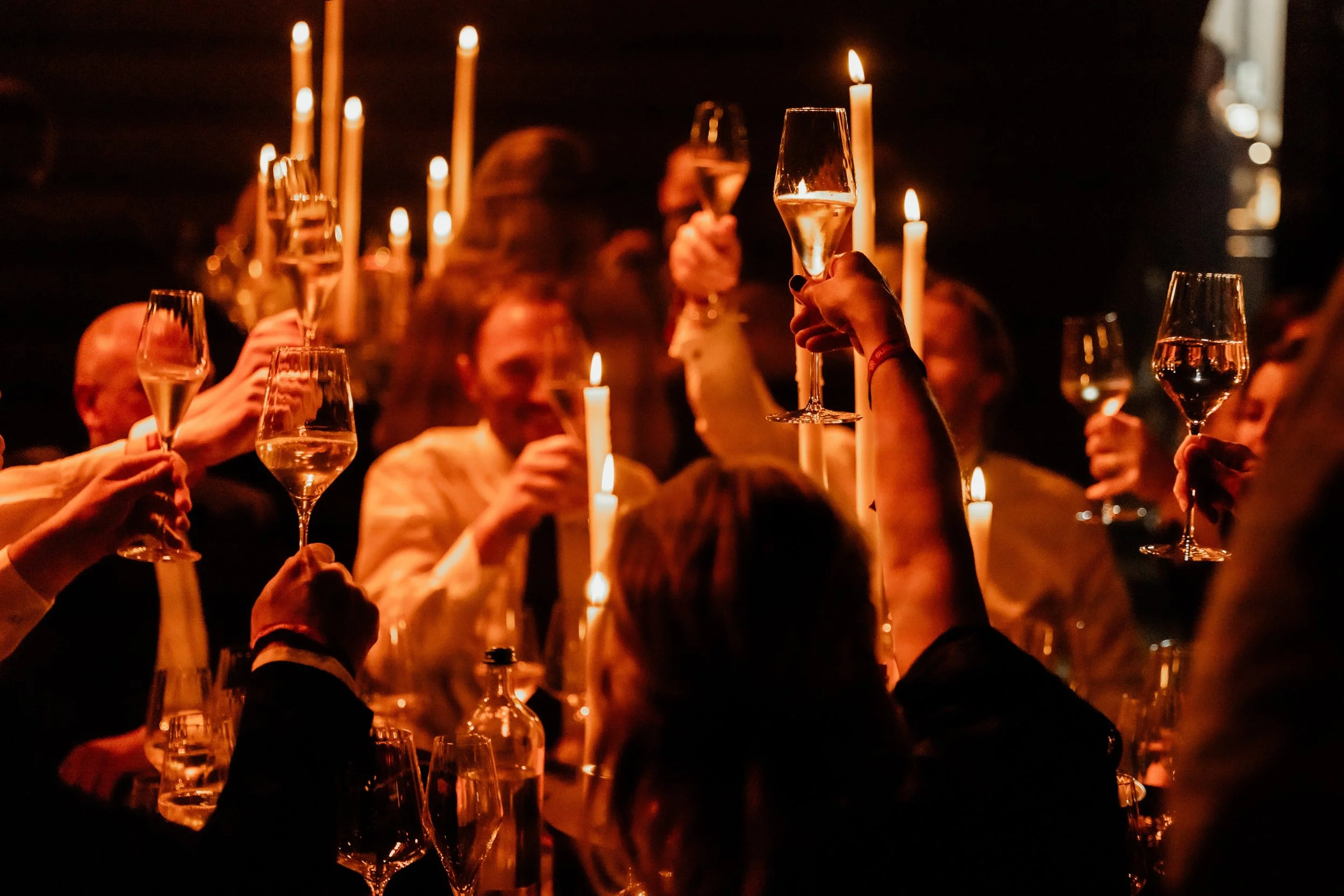 mensen heffen glas op bedrijfsevent