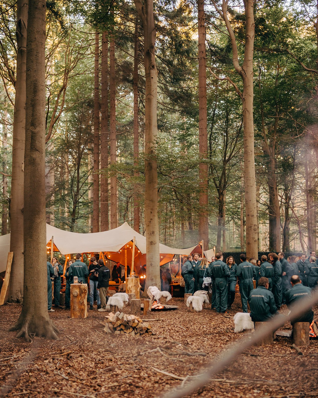 werknemers samen in tent voor teambuilding