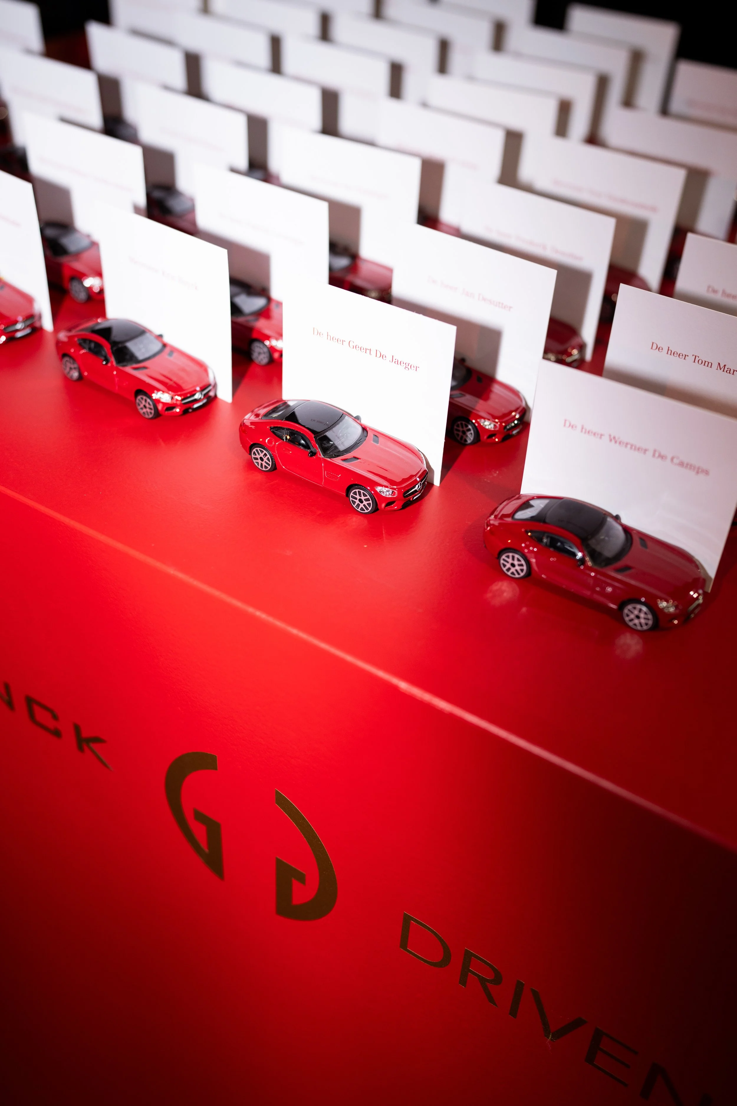 naamkaartjes gepresenteerd met mini auto's