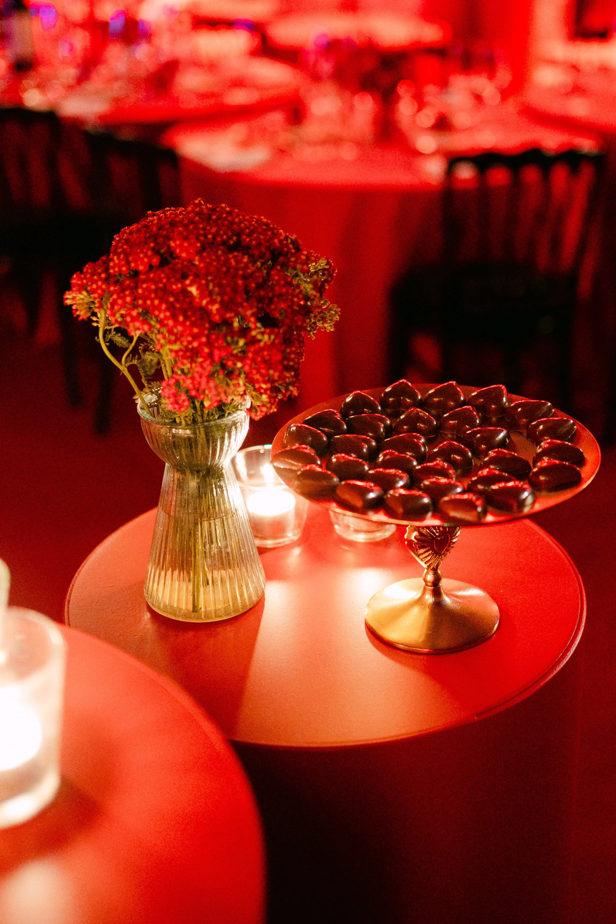 rode bloemen en chocolade hartjes