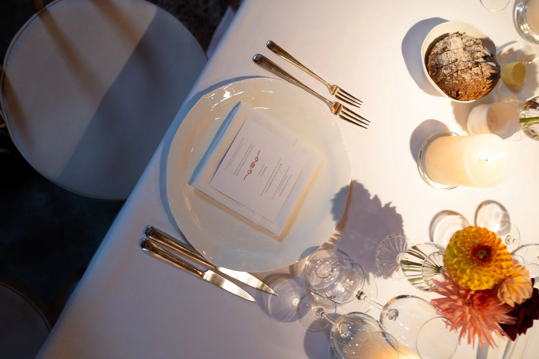 close-up van menu met bloemen en zachte kleuren