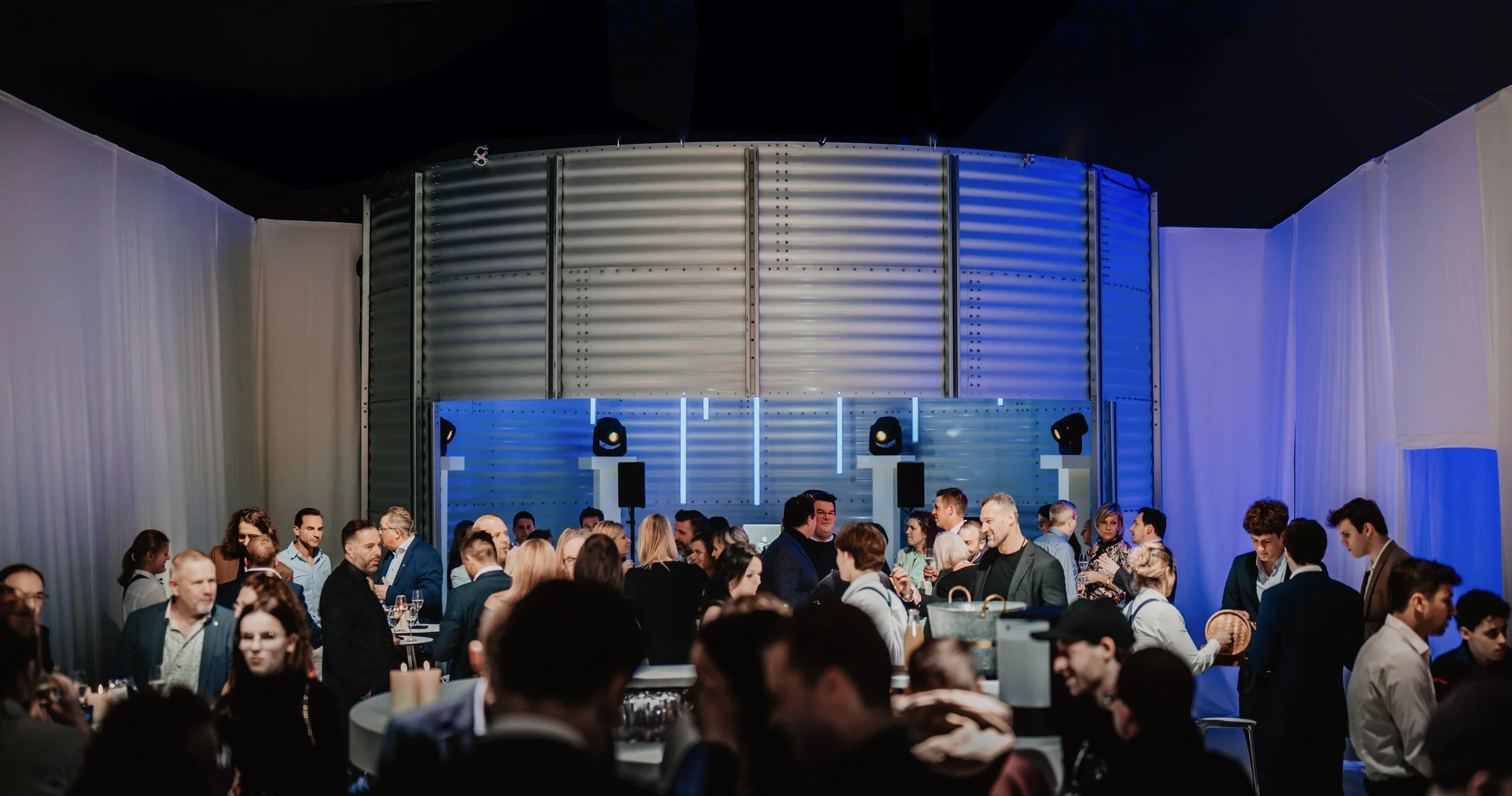 overzicht zaal met mensen op personeelsfeest