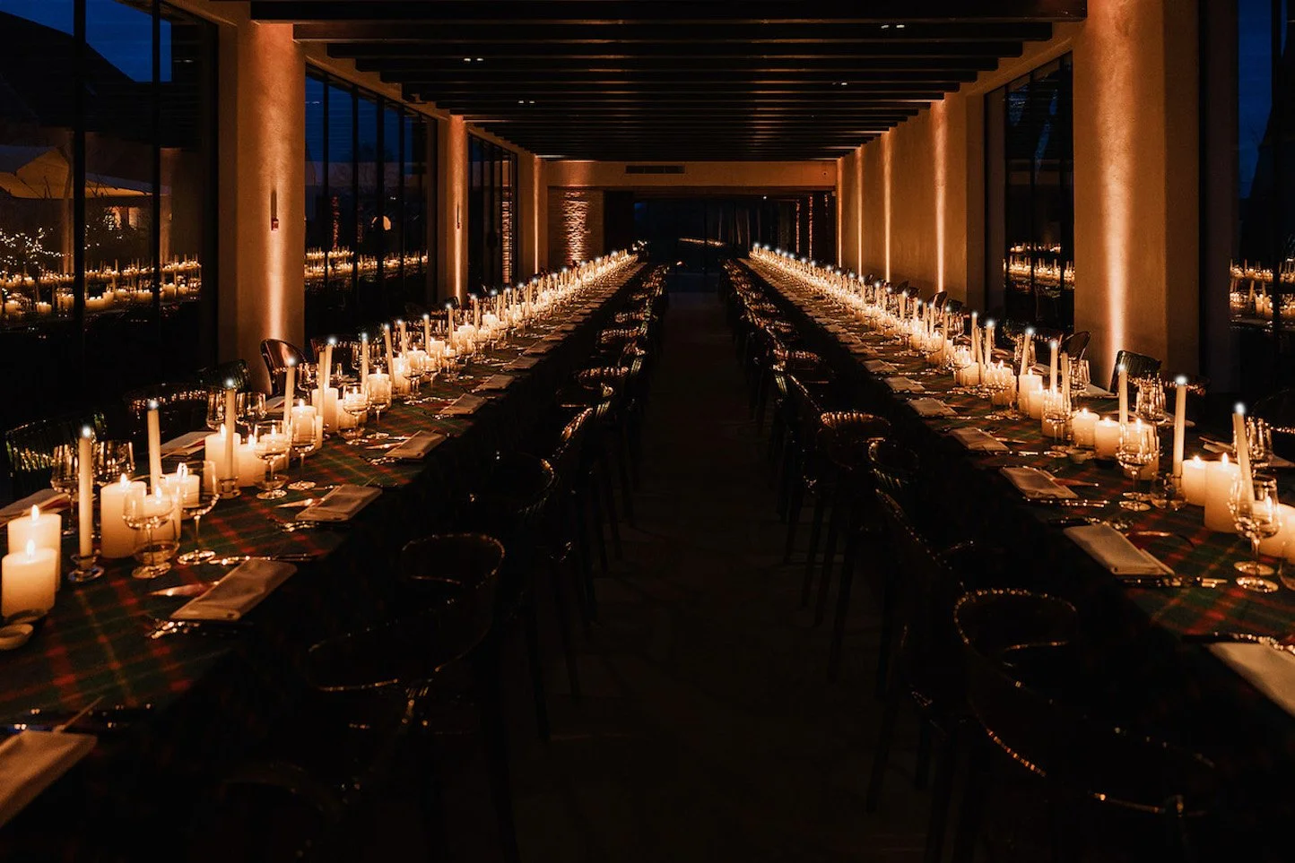 aankleding van locatie met lange tafels