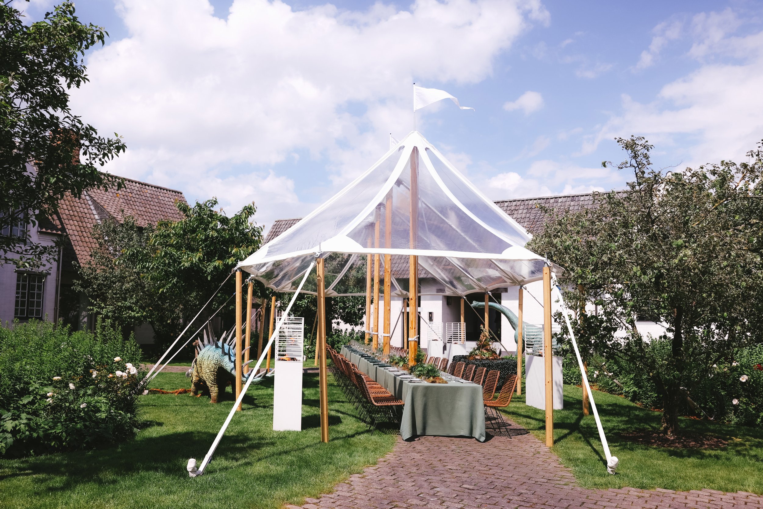 communie in tuin met dino's als thema