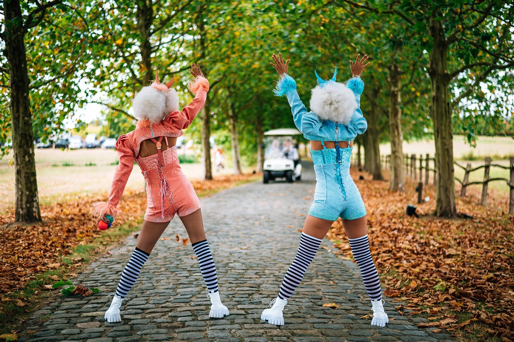 personen in kleurrijke kostuums