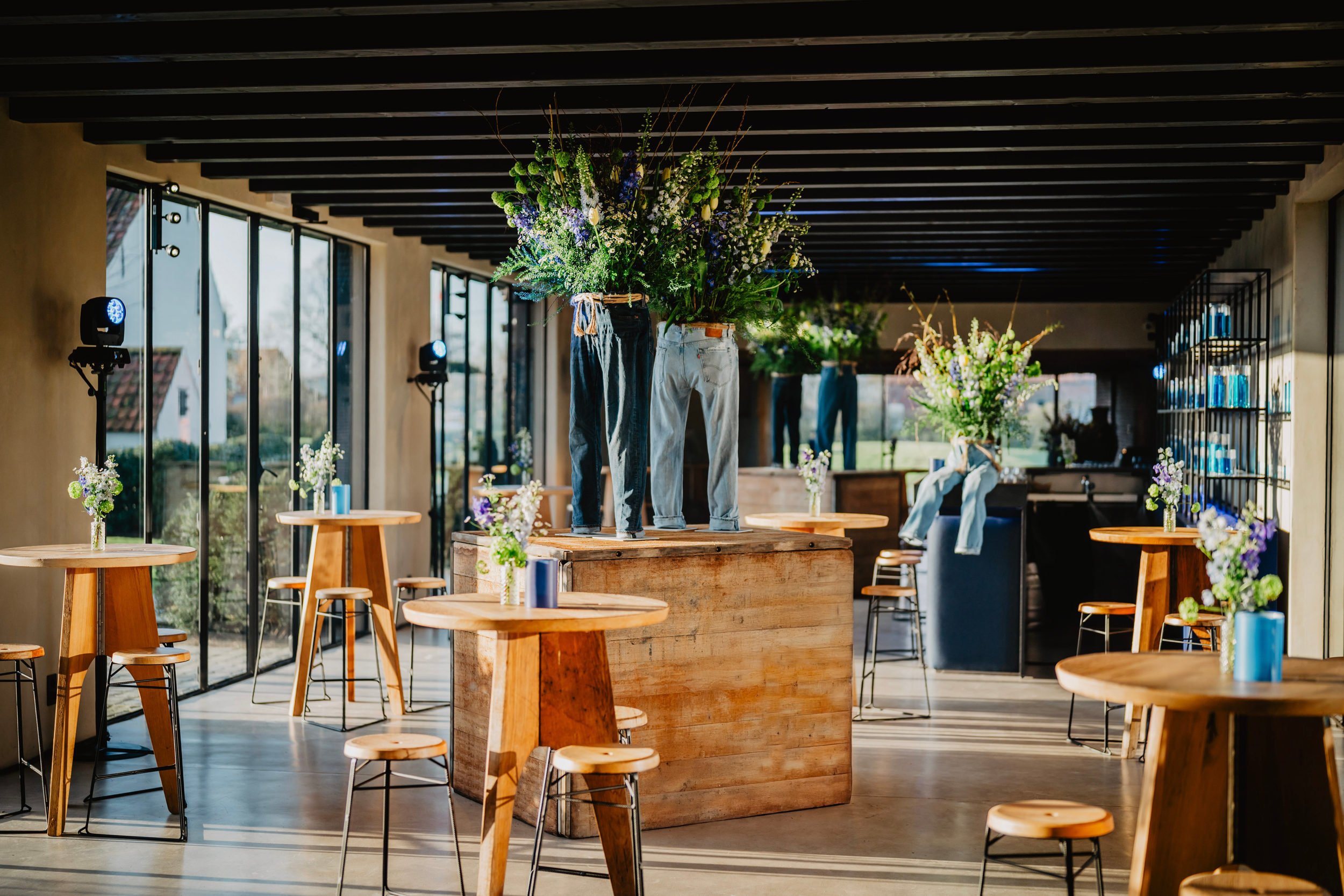 eventlocatie gedecoreerd in jeans voor een jeans themafeest