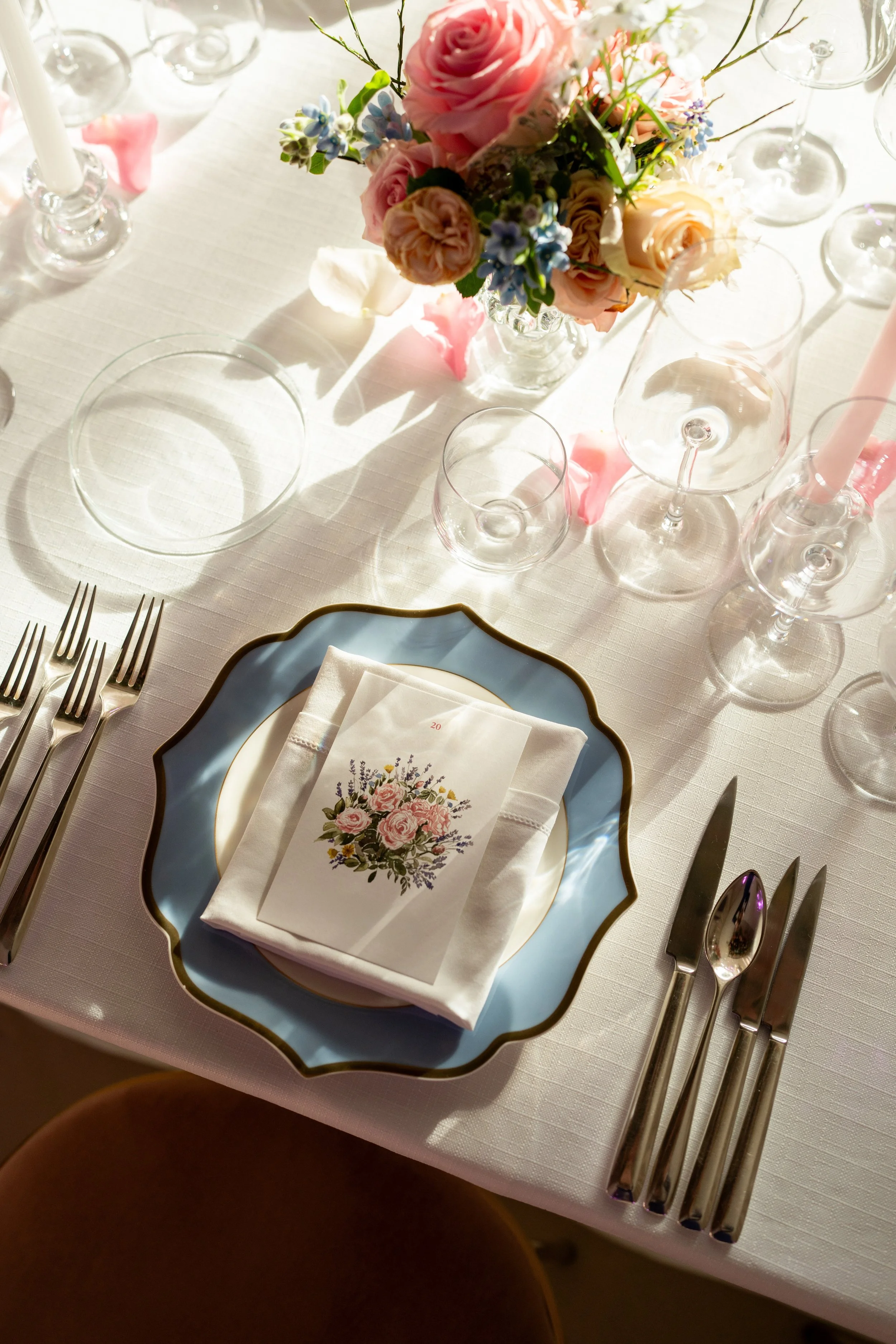 detail van opgemaakte tafel tijdens een bridgerton themafeest