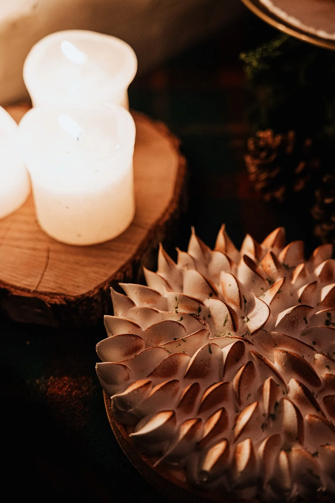 merengue taart met kaarsen op achtergrond