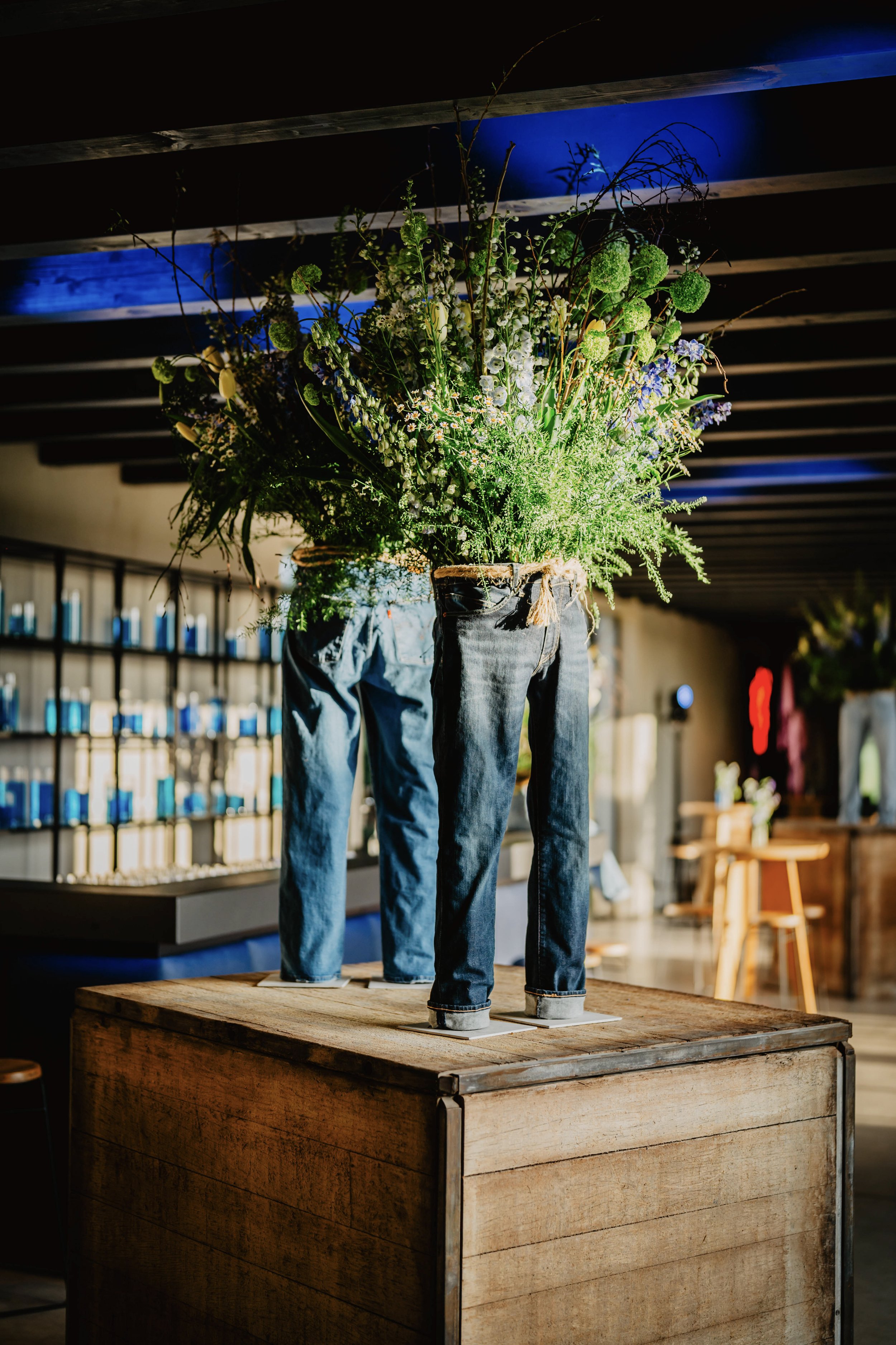 bloemen met blauw detail in rechtstaande jeans