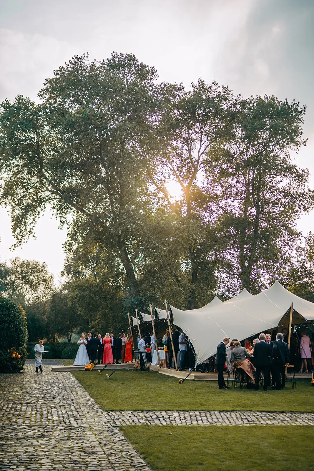 tent in tuin voor huwelijksfeest