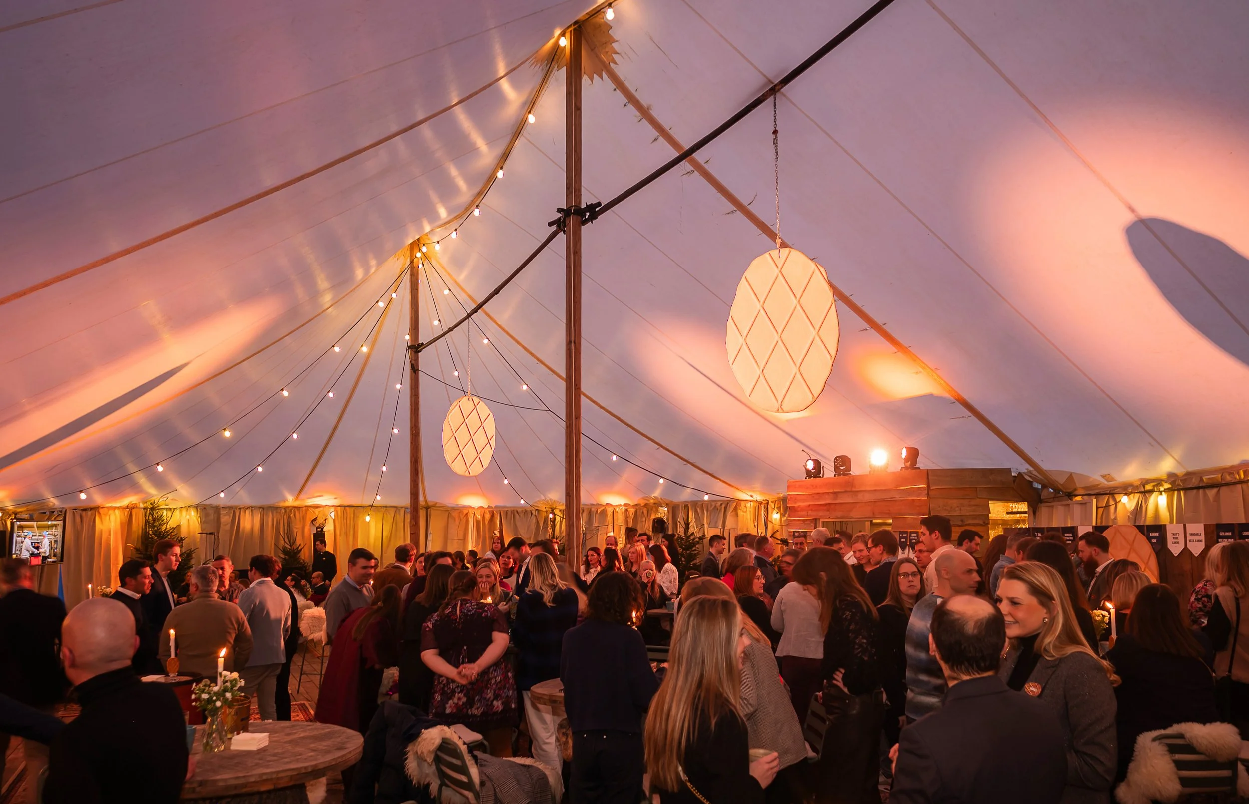 grote tent met winterse vibe
