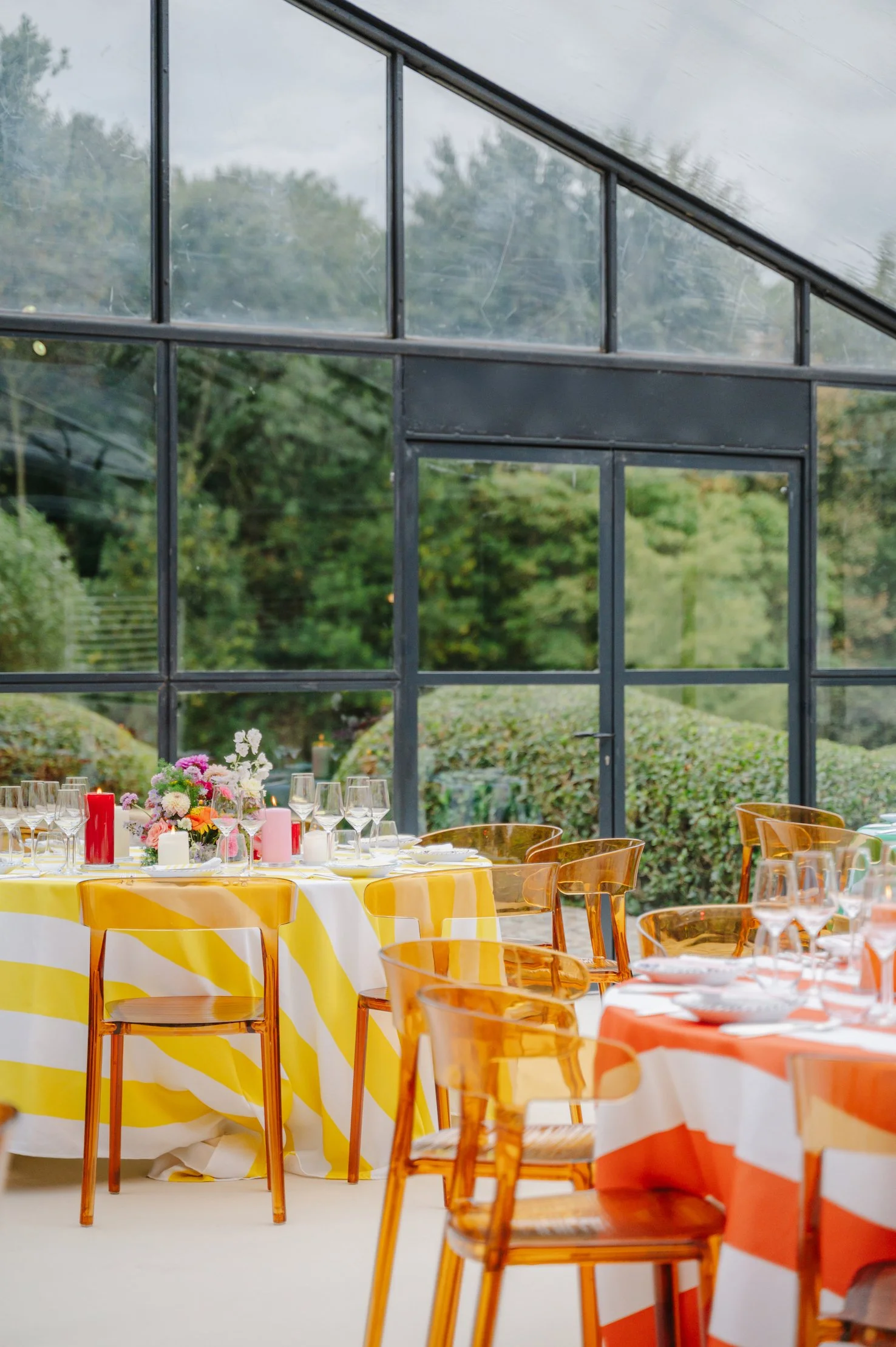 kleurrijke tafelsetting voor een verjaardagsfeest