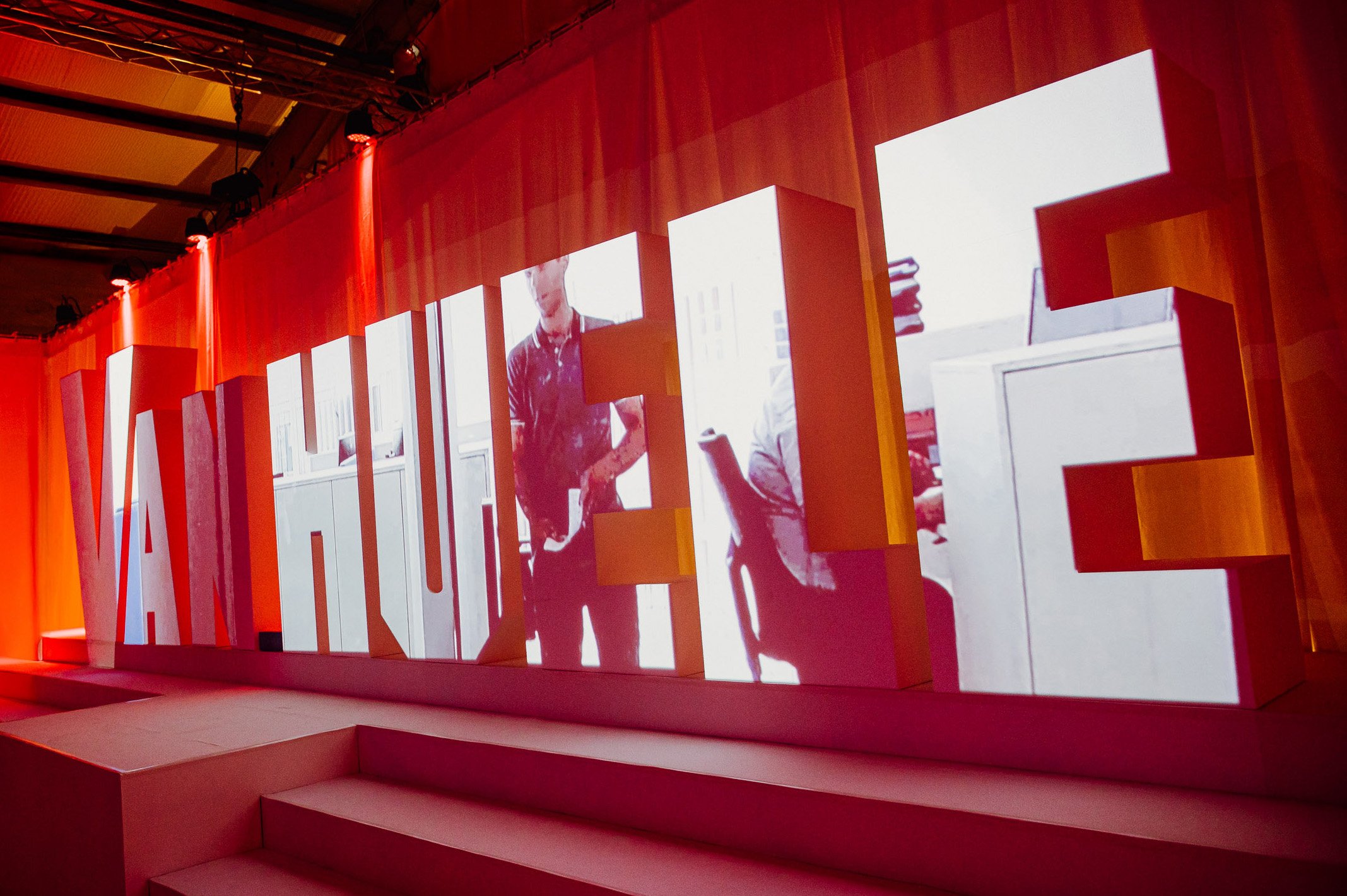 projectie op letters op bedrijfsevent