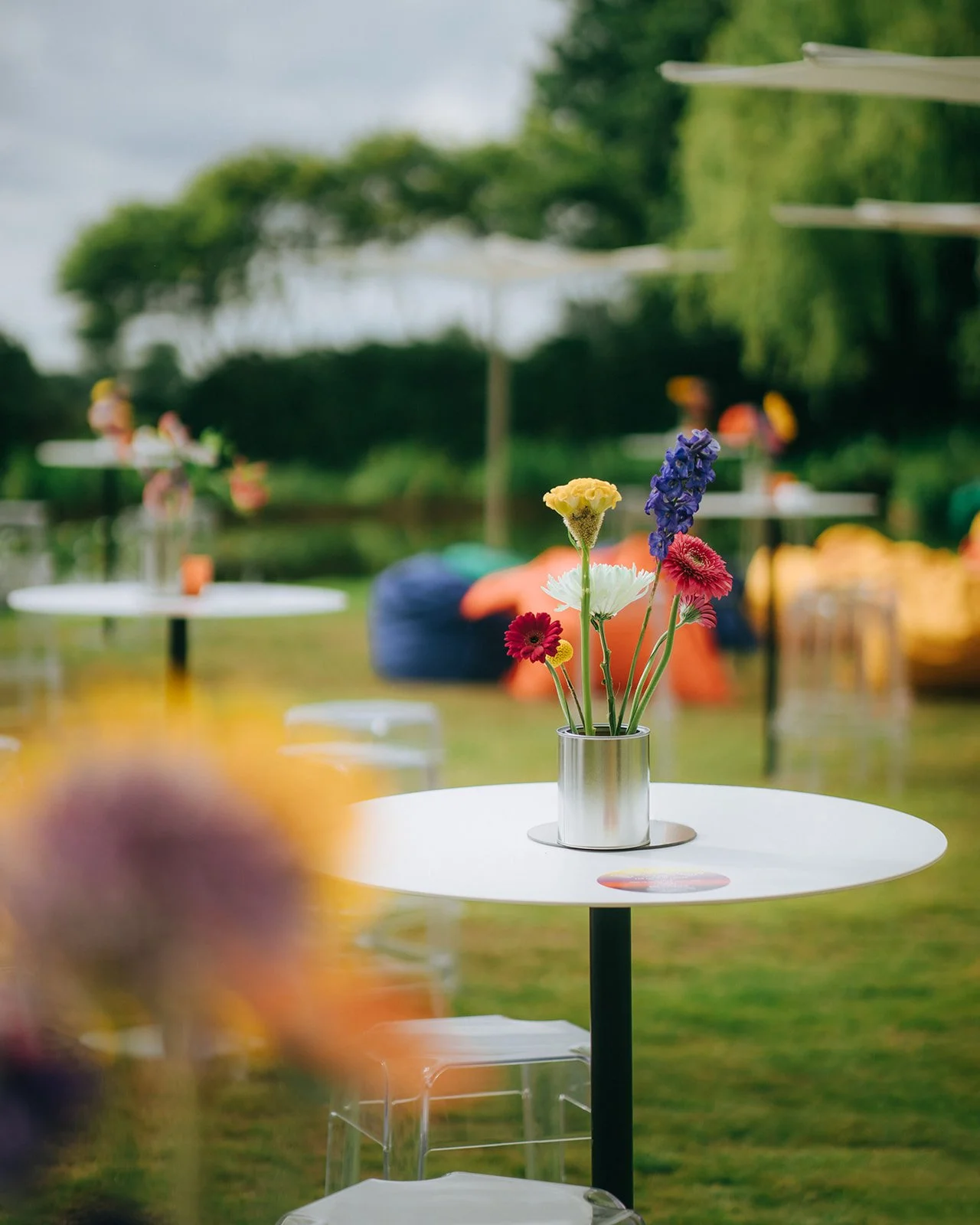 bloemen op tafel tijdens een zomers verjaardagsfeest