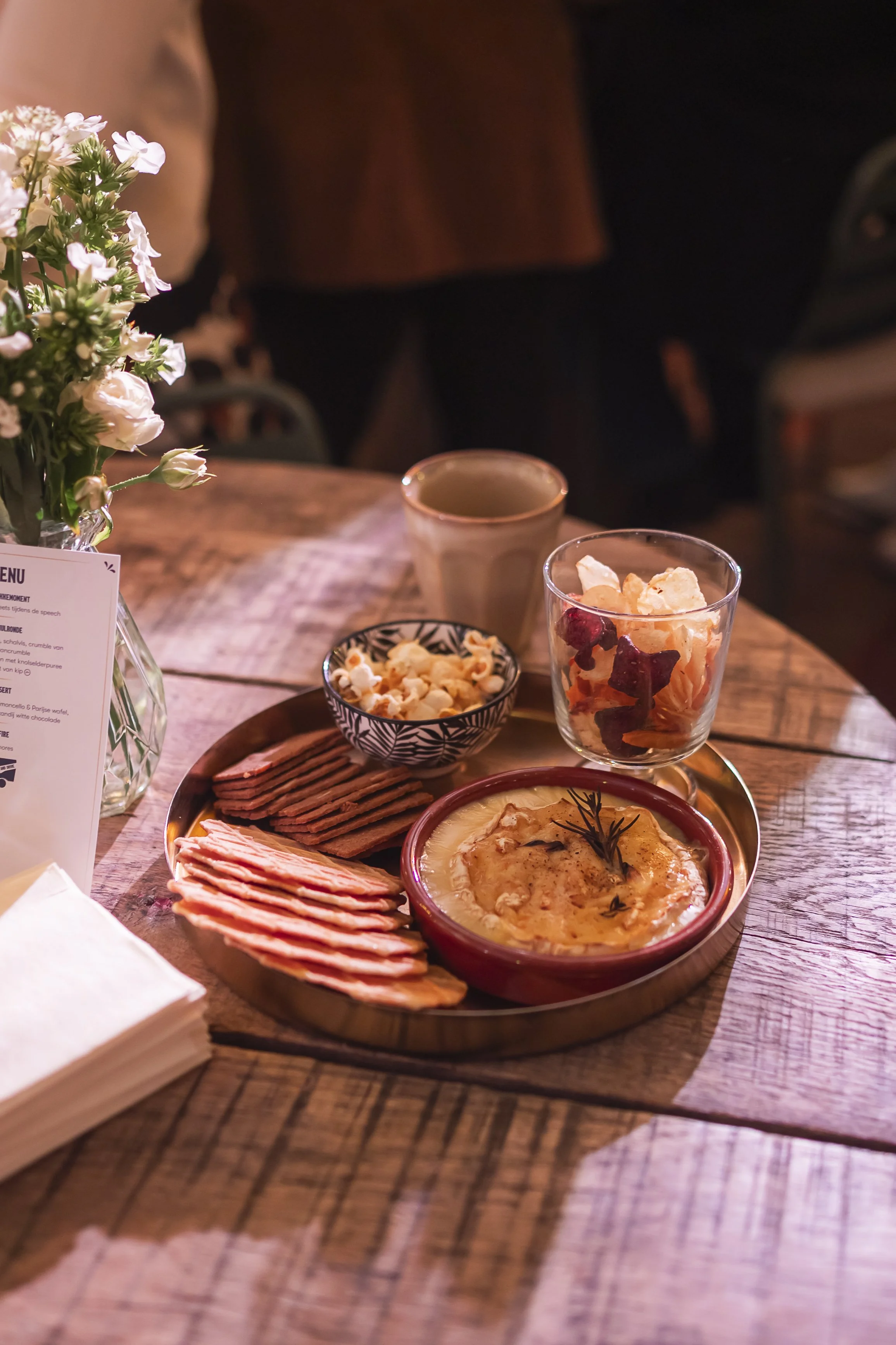 lukken met hummus als hapje