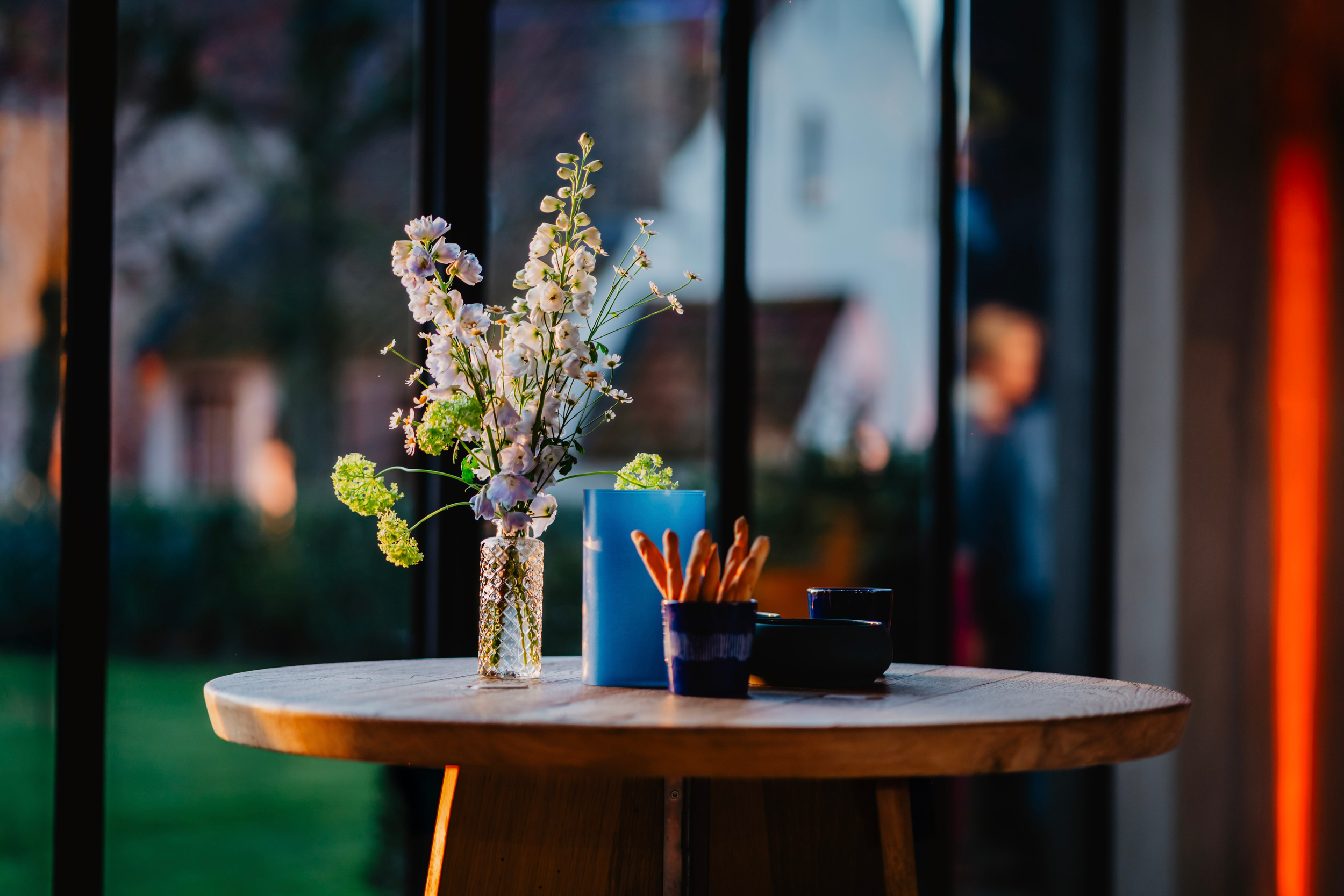 decoratie en styling van tafel met blauwe details