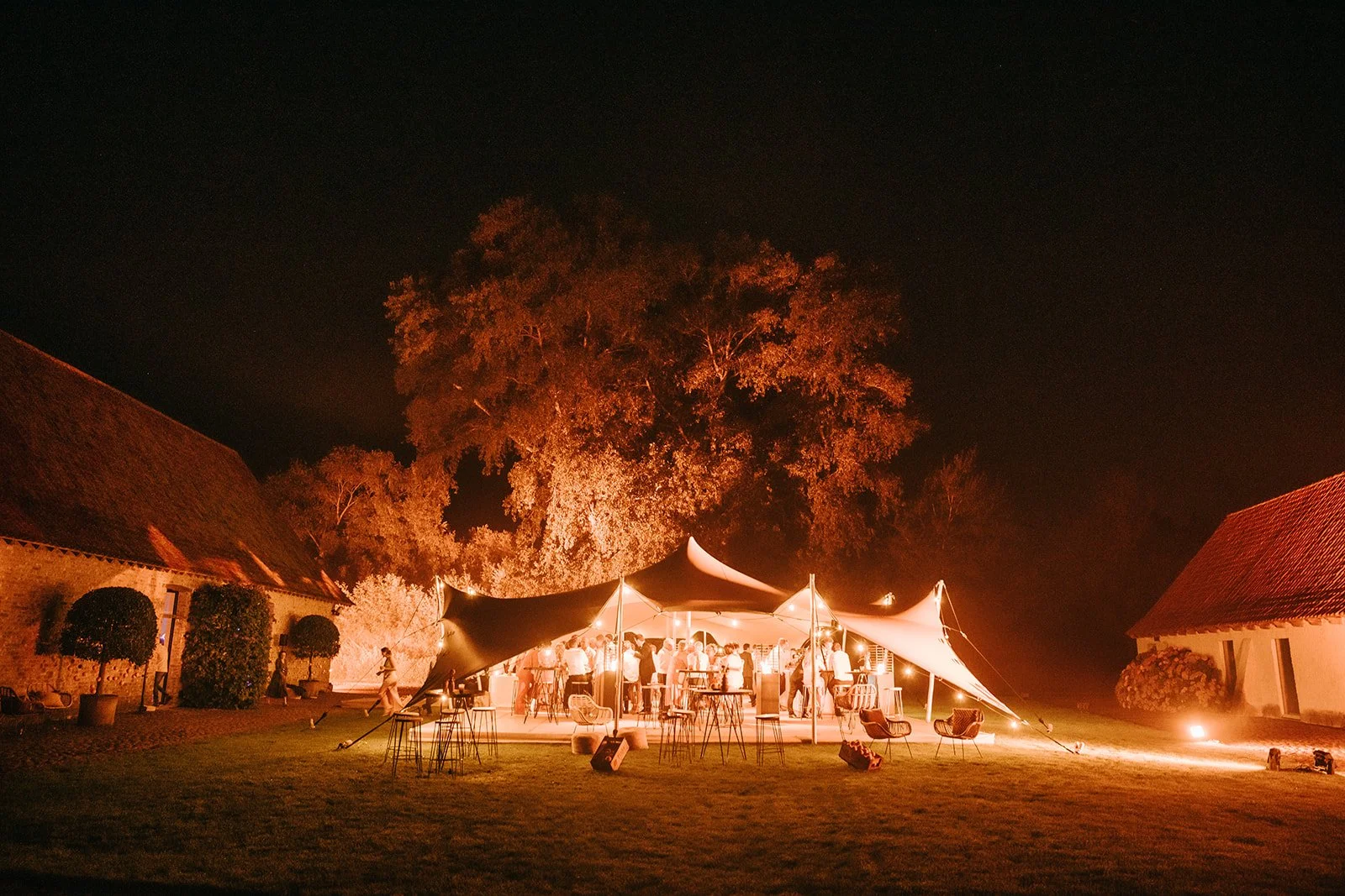 tent met verlichting voor huwelijk