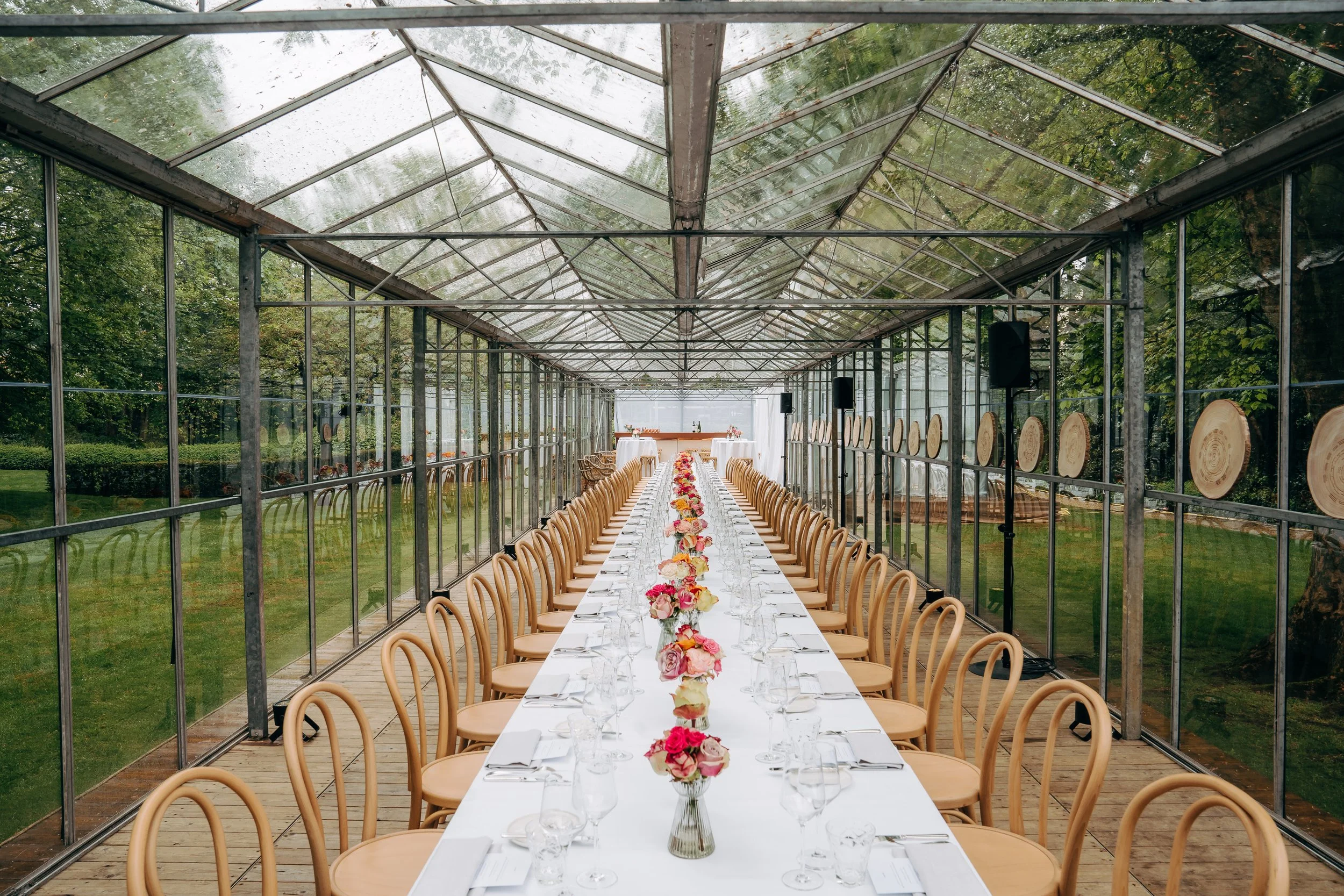 opgedekte tafel met oranje accenten in een serre als eventlocatie