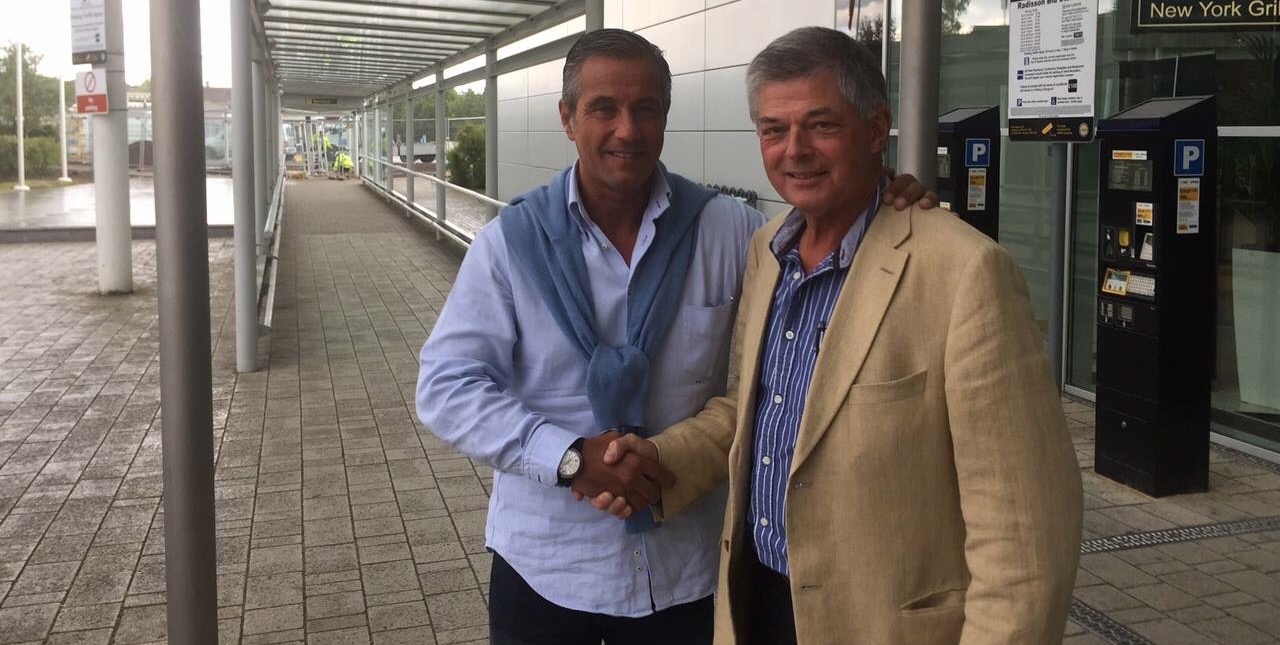 The dynamic duo, Paolo Nascimbeni and Claus Nielsen shaking hands.