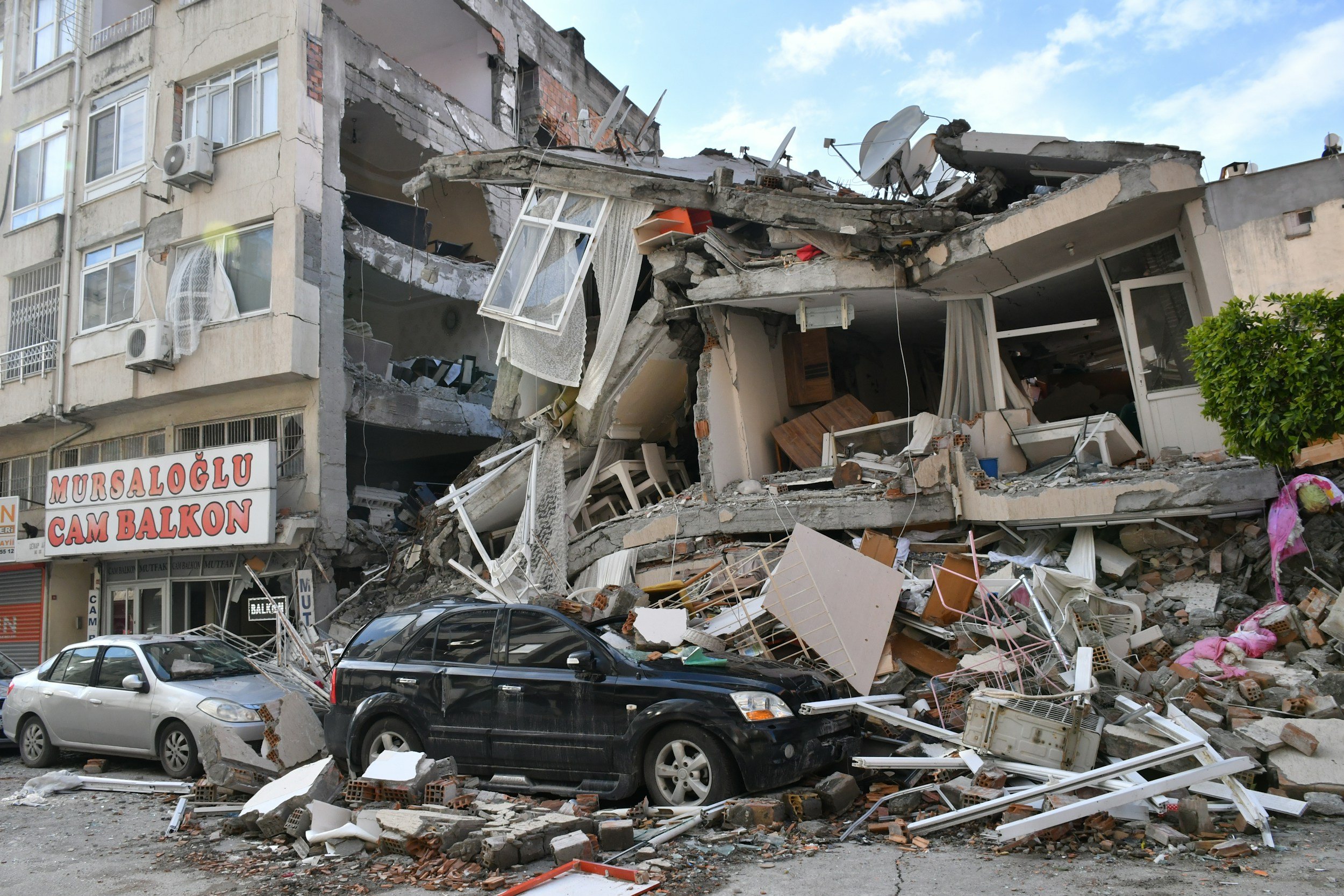 Colombian Hams Answer the Call After Deadly Earthquake