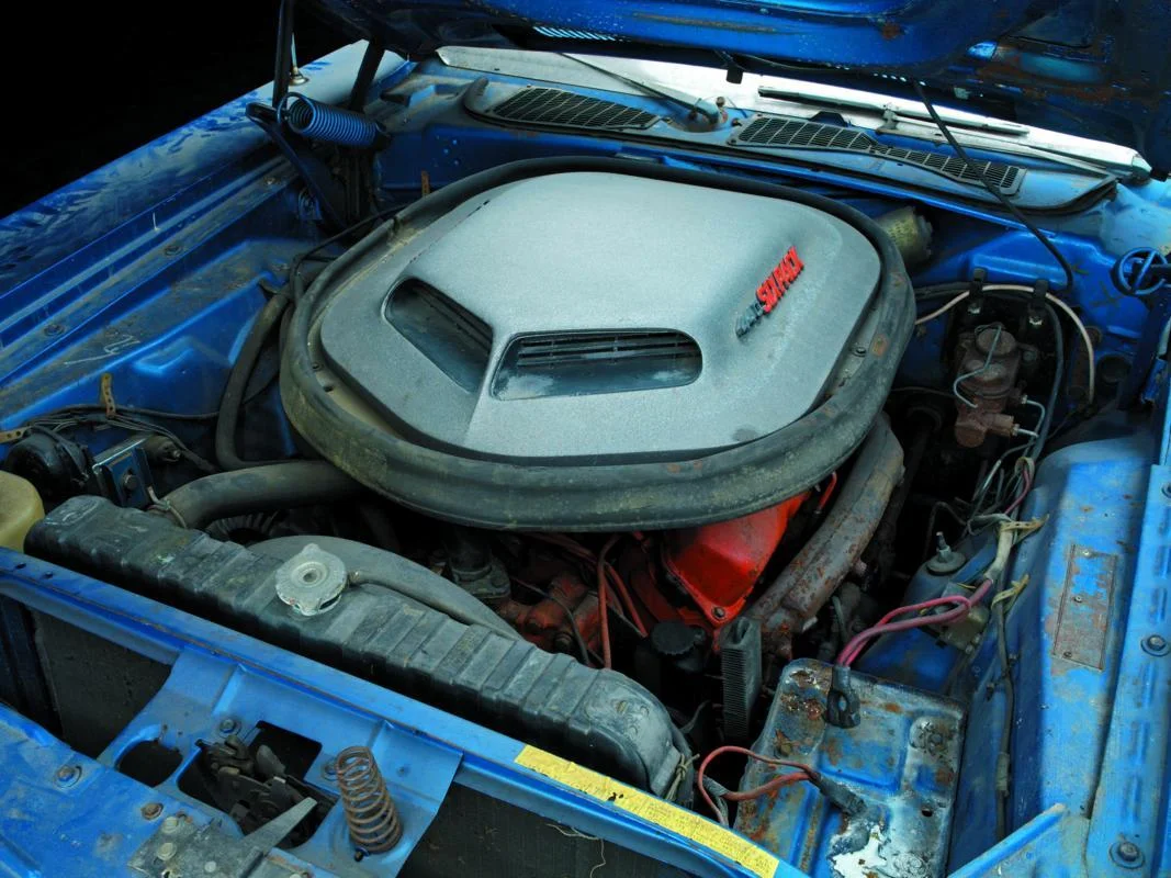 dodge challenger r-t 440-6 1971 barn find engine.jpg