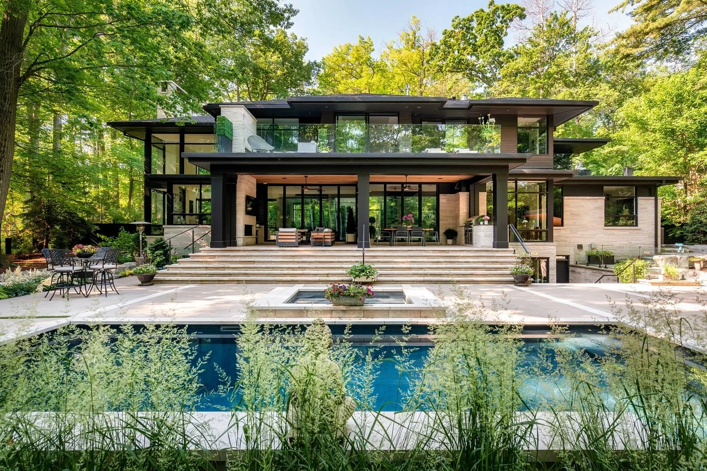 Modern design in perfect harmony with nature 🌿
Architecture and landscape seamlessly connected to their surroundings.