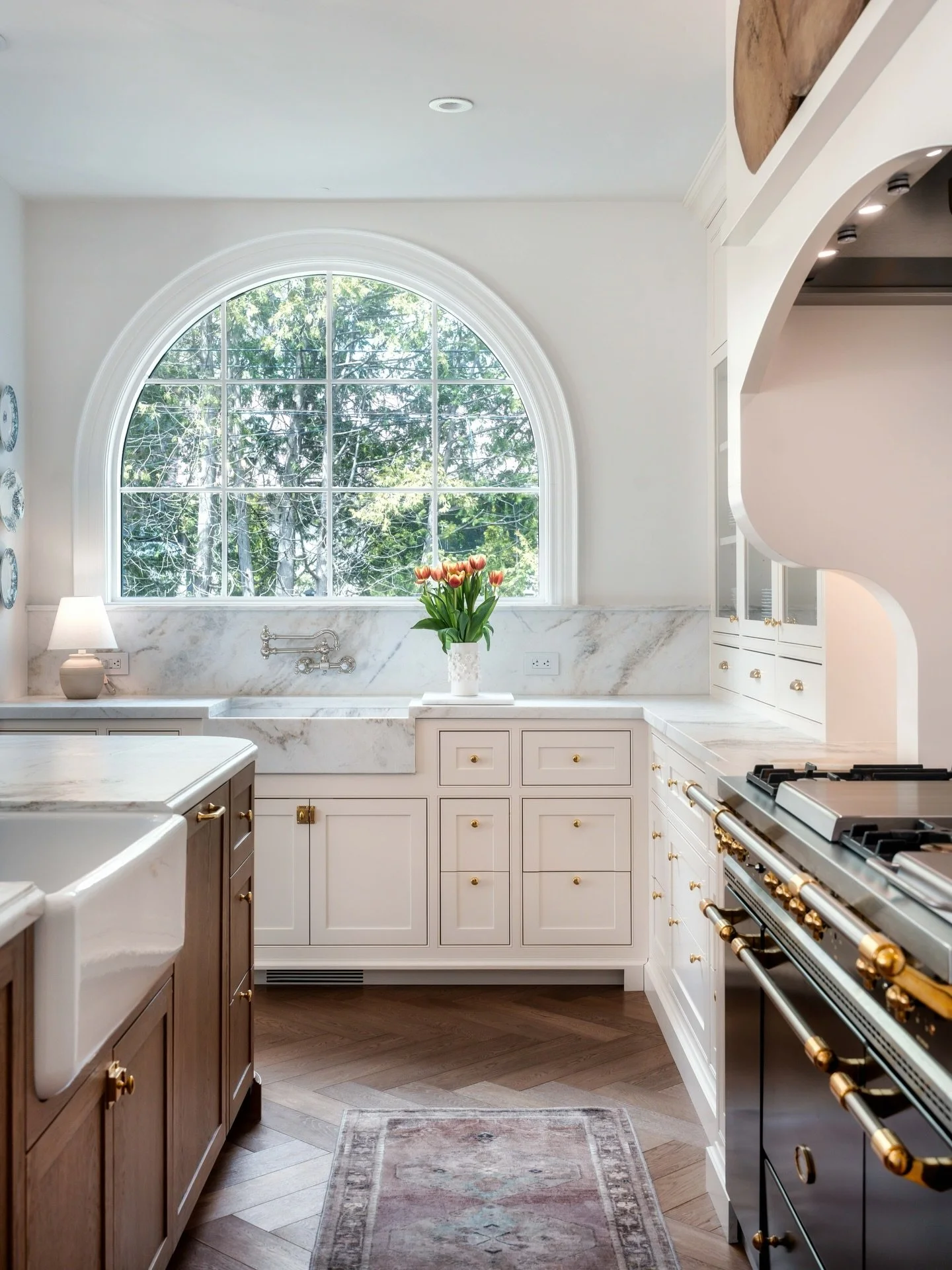 A home defined by soft curves and timeless details.
From the arched entryway to the curved kitchen elements, each line brings softness, flow and a natural sense of ease. 

Architectural Design: @new_age_design 
Interior Design: @ollyandem 
Custom Bui