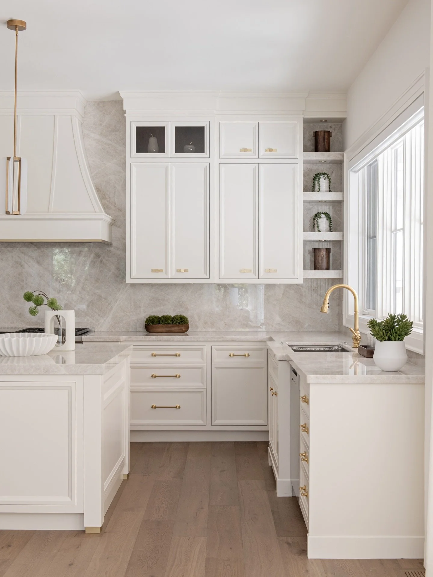 An inviting kitchen shaped by thoughtful interior details and timeless design principles. 

Custom millwork with framed cabinetry, generous light, and classic finishes, make this space both elegant and welcoming. 

Interior Design: @parkyndesigninc 
