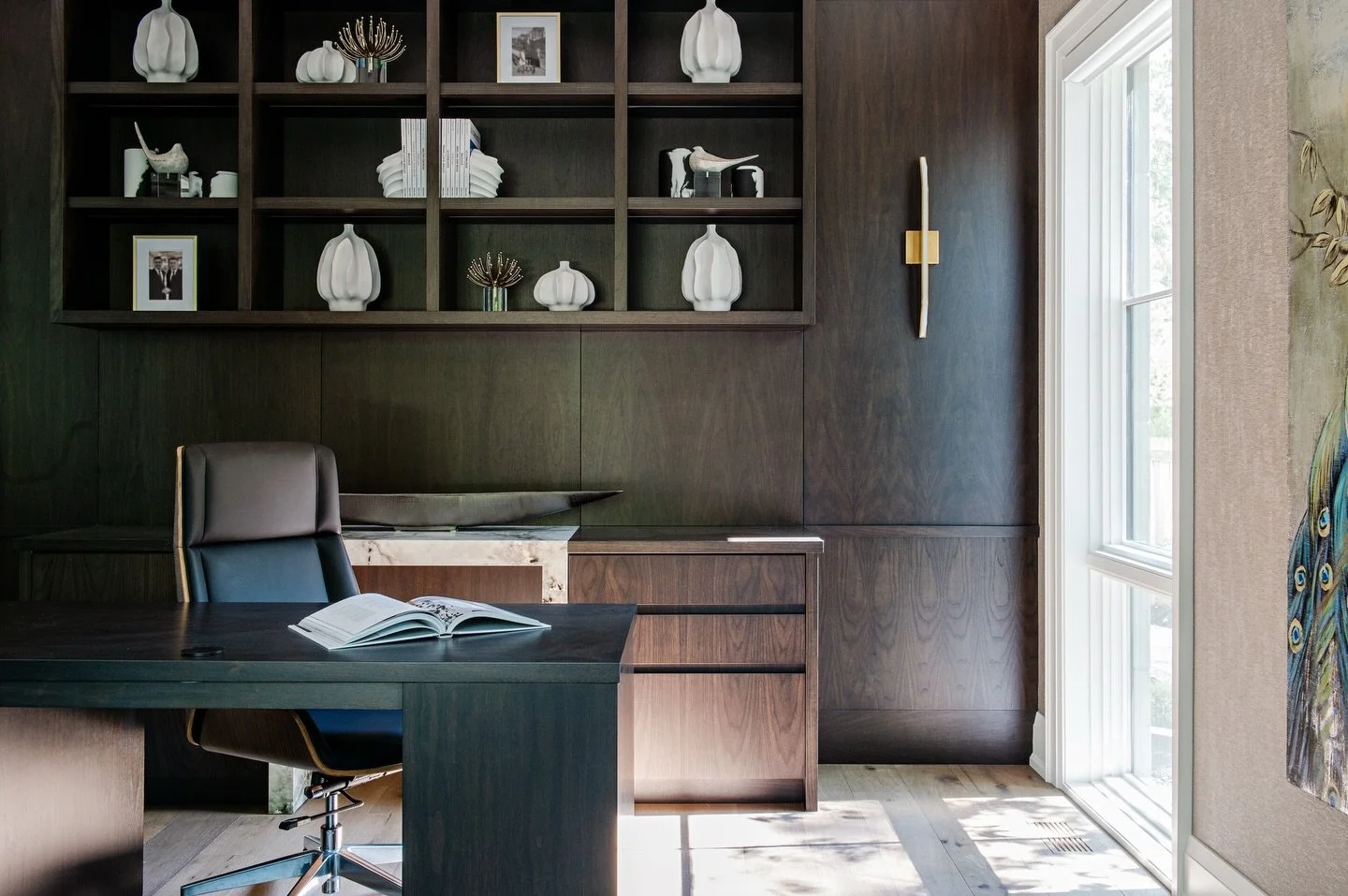A workspace designed for focus and flow. Rich custom millwork, layered textures, and refined details create a calm, elevated atmosphere.

Interior Design: @parkyndesigninc 
Architecture: @new_age_design 
Custom Build: @eastonhomesinc 
Custom Millwork