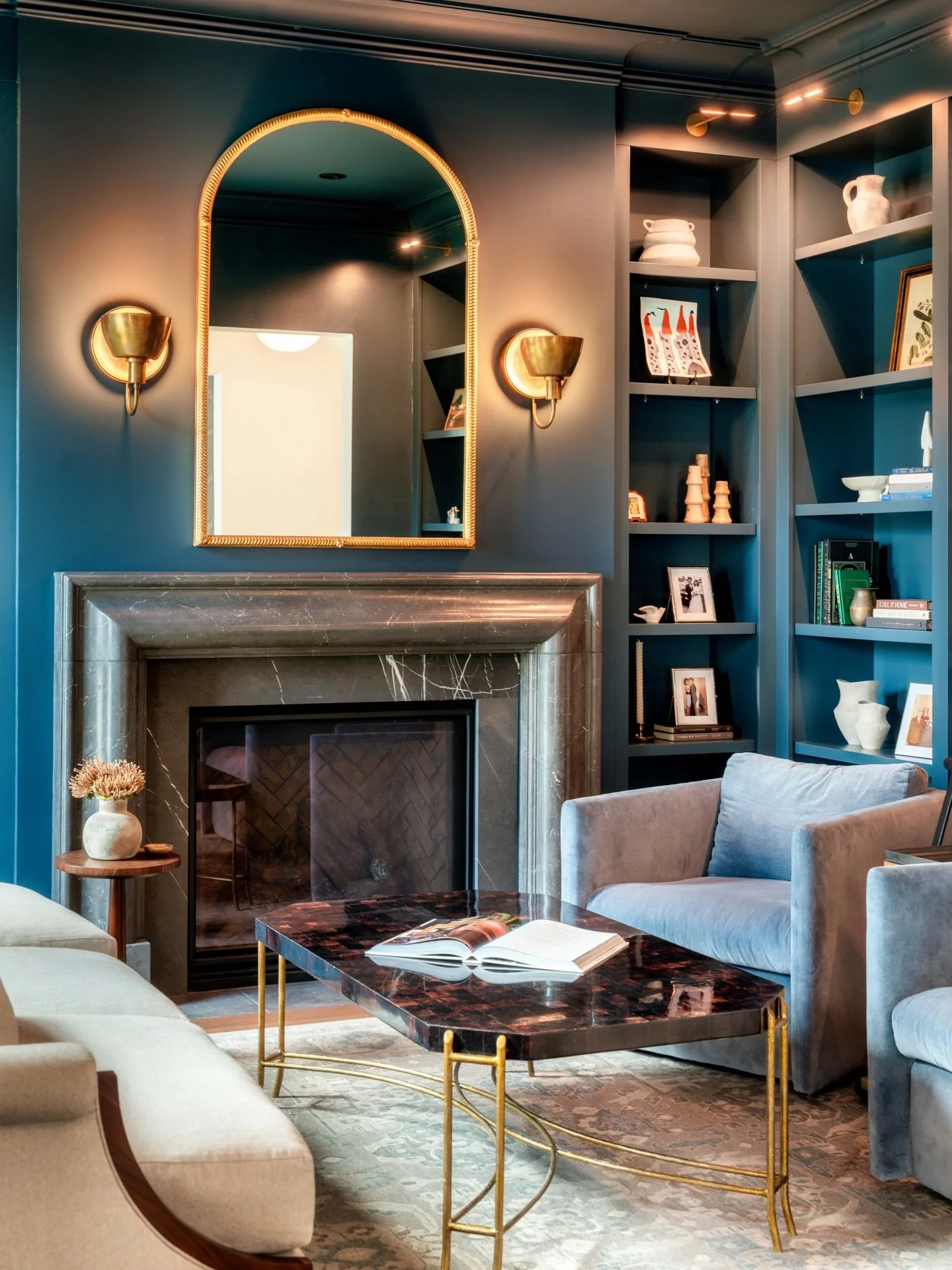 This is the kind of room that invites you to sit down, open a book, and stay awhile 📖 

Architecture: @new_age_design 
Interior Design: @ollyandem 

📷 Photography: @craft_photo_video